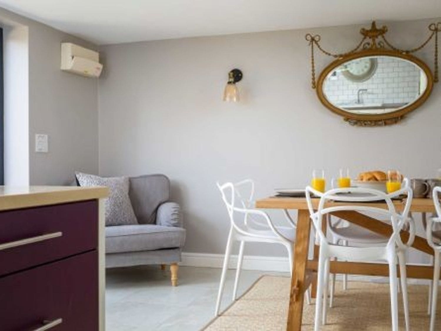 House Wychwood Milton: Luxury 4-Bedroom Cottage with BBQ and Family-Friendly Features, Oxfordshire
