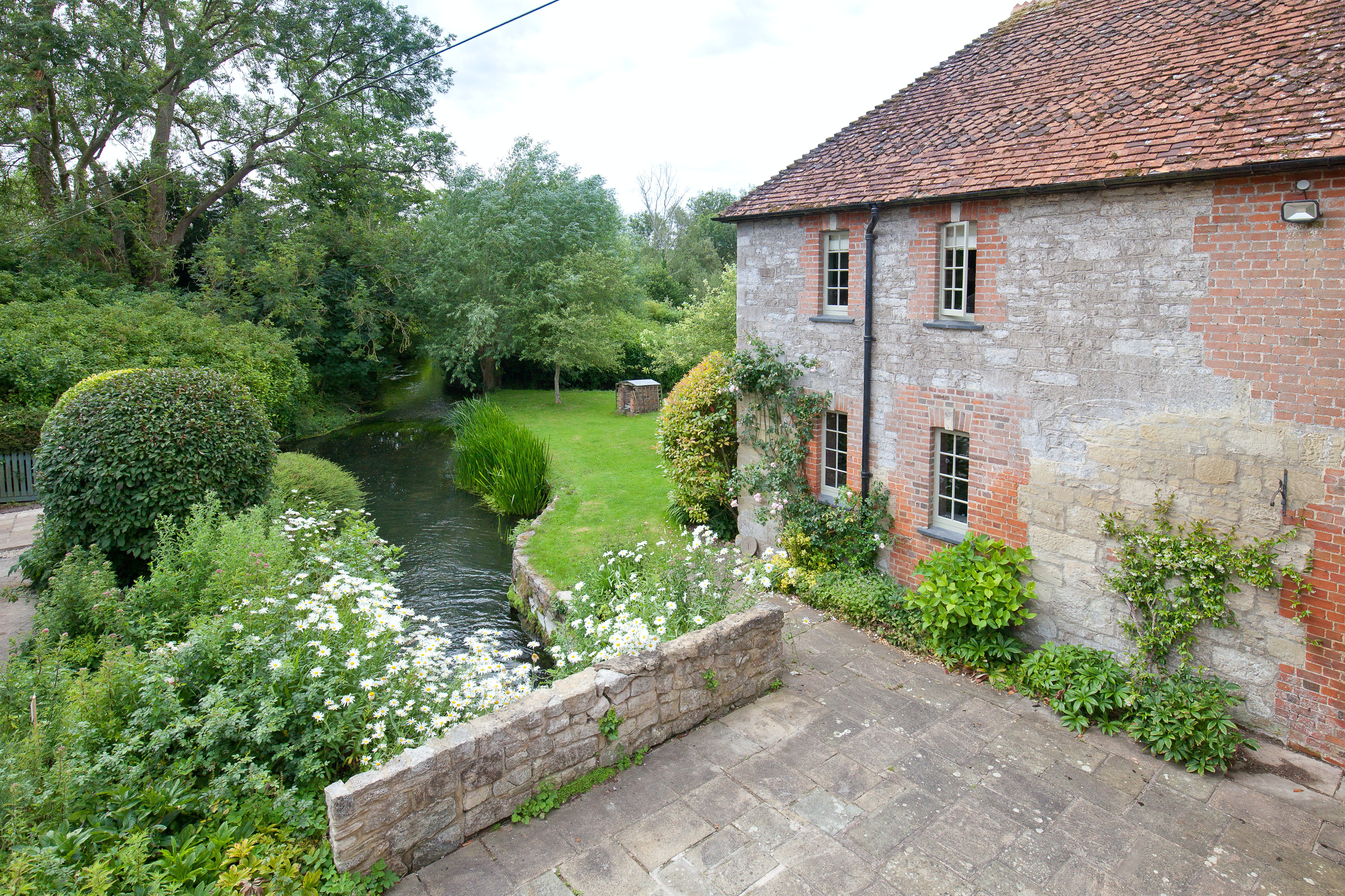 House Wylye Marsh: Luxury 4-Bedroom House with BBQ and Family-Friendly Features, Wiltshire