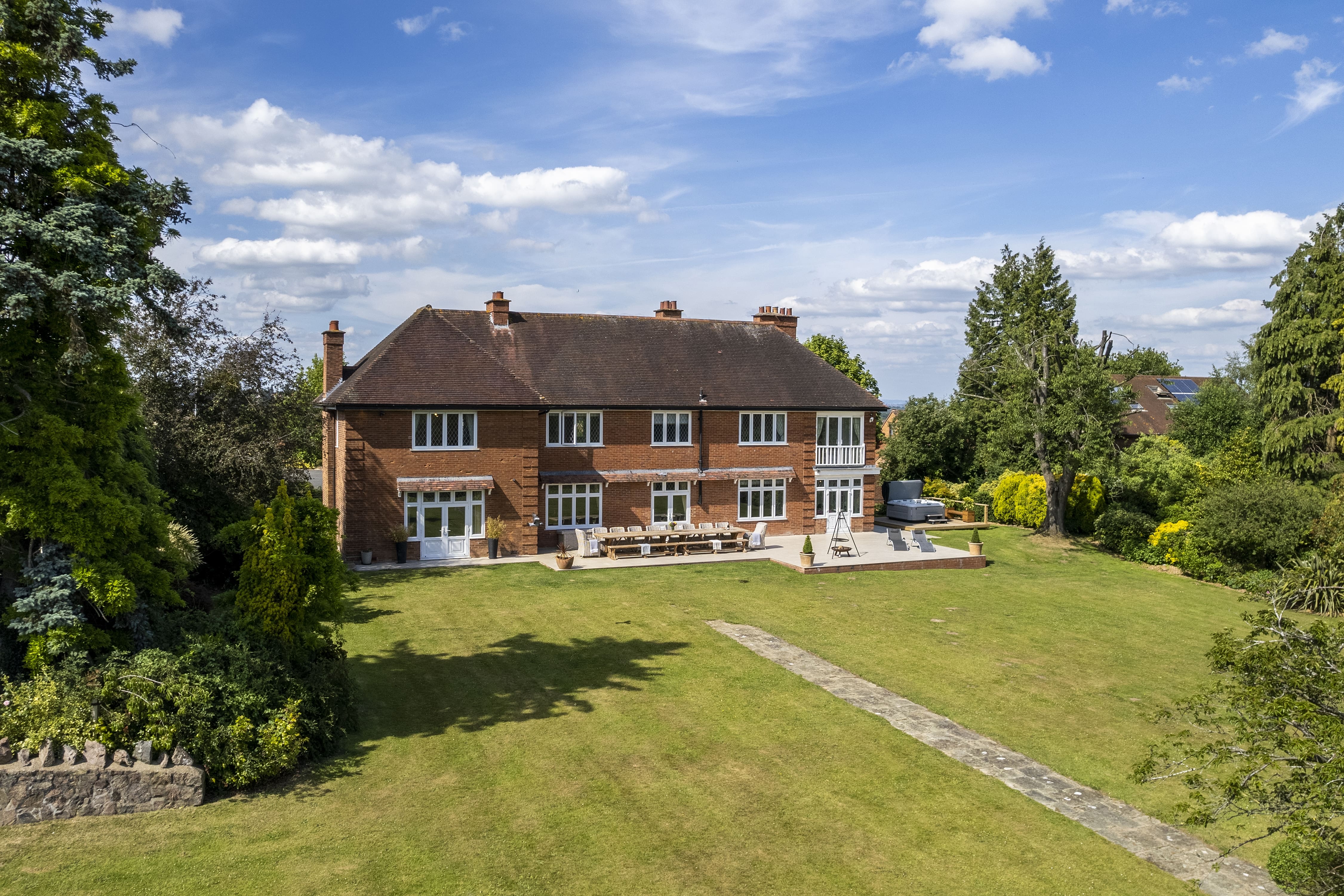 House Wyre Worcestershire: Spacious 6-Bedroom House with Hot Tub and Tennis Court, Worcestershire
