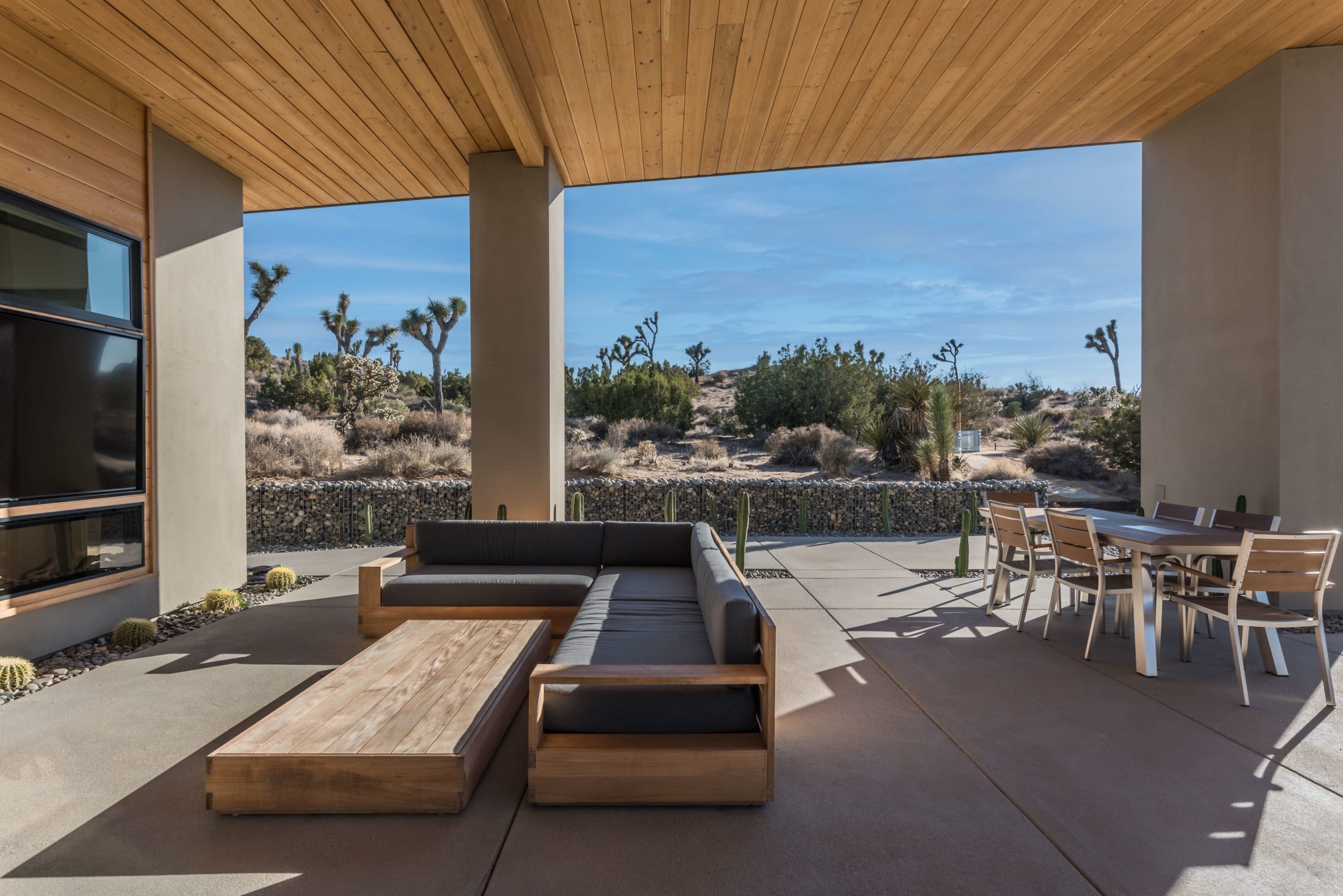 Villa Zephyros Wonder Valley Joshua Tree: Luxury 2-Bedroom Apartment with Hot Tub and Pool, Joshua Tree