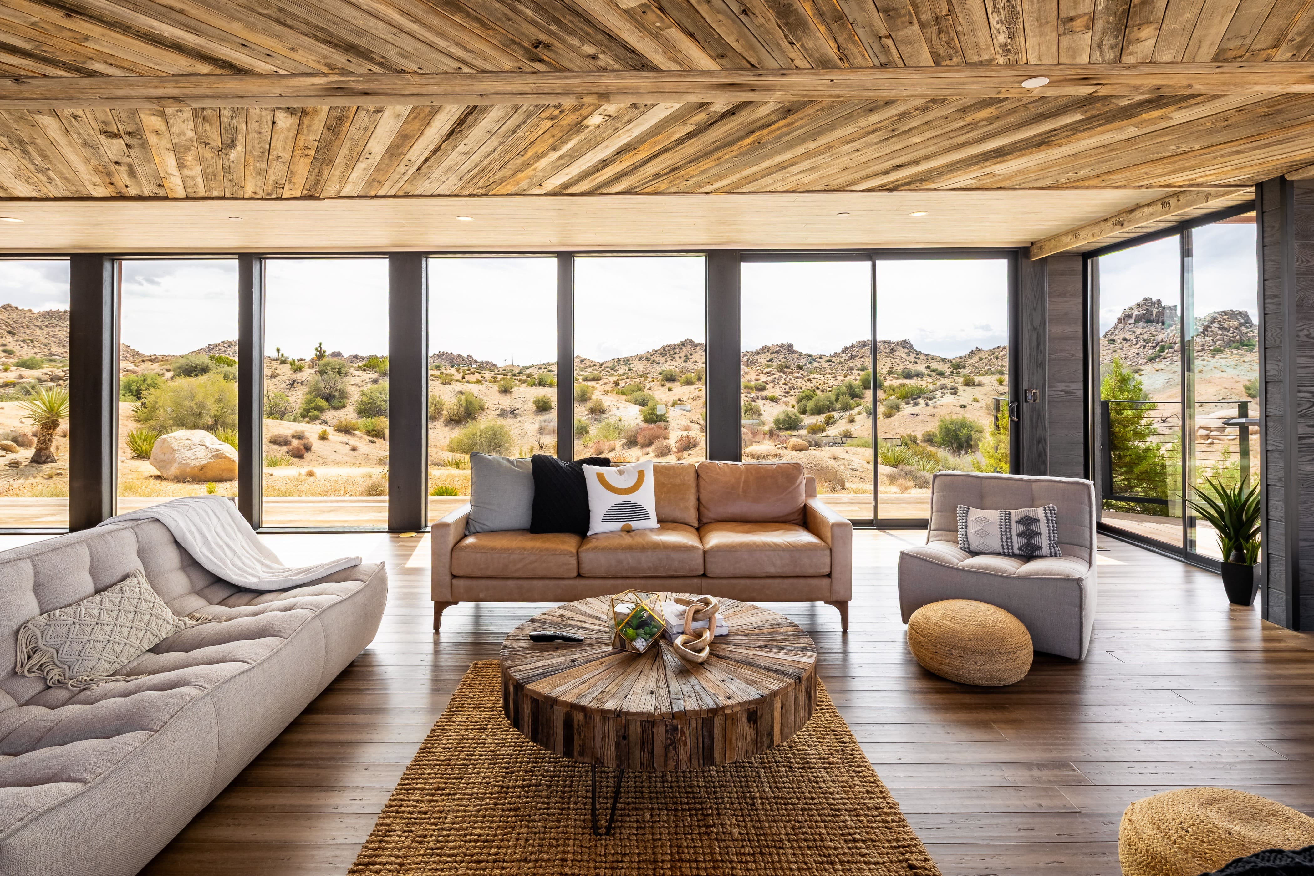 Villa Zephyros Deepwell Pioneertown: Luxury 6-Bedroom Villa with Pool and Hot Tub, Joshua Tree