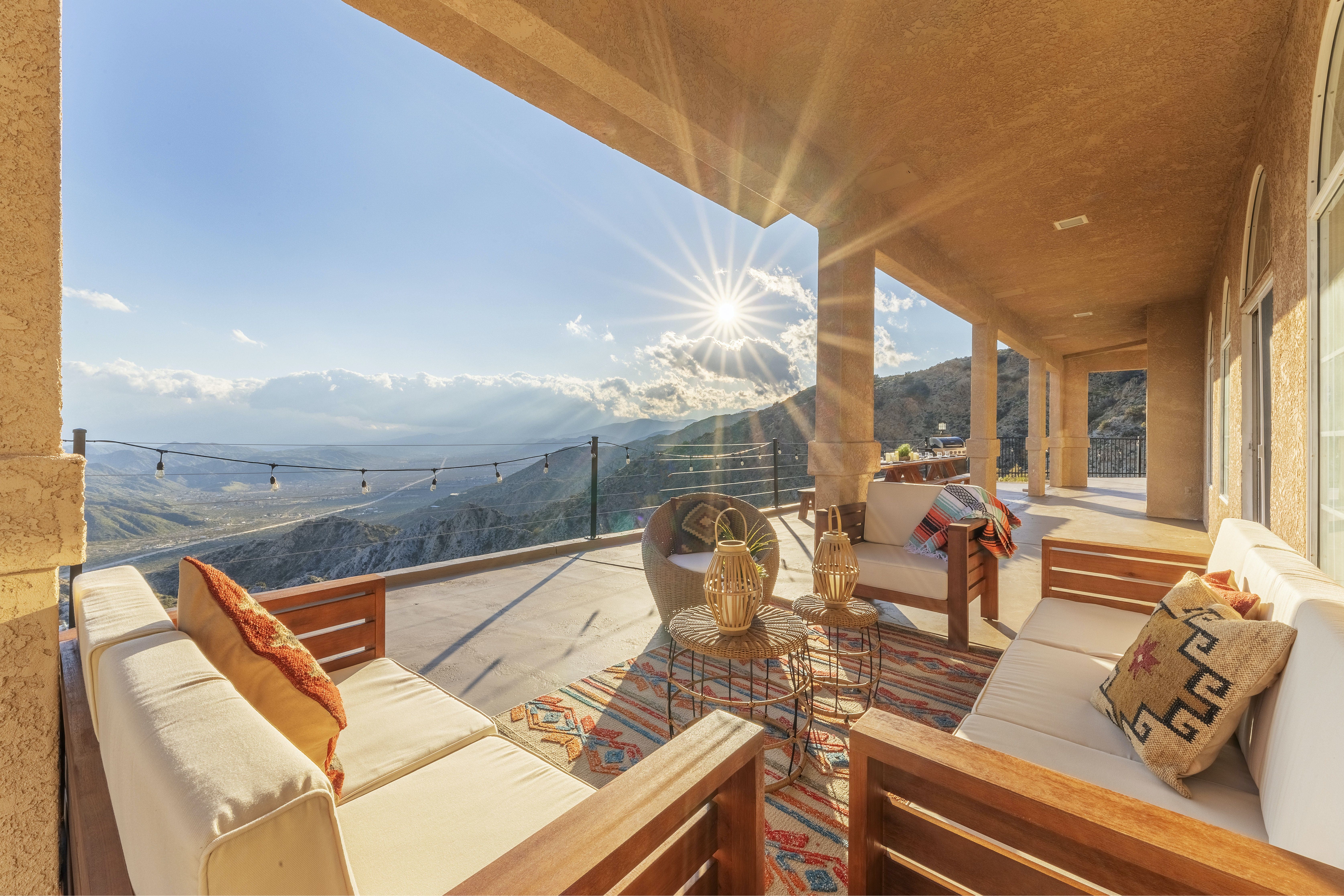 Villa Autan Pipes Pioneertown: Luxury 6-Bedroom Villa with Hot Tub, Joshua Tree