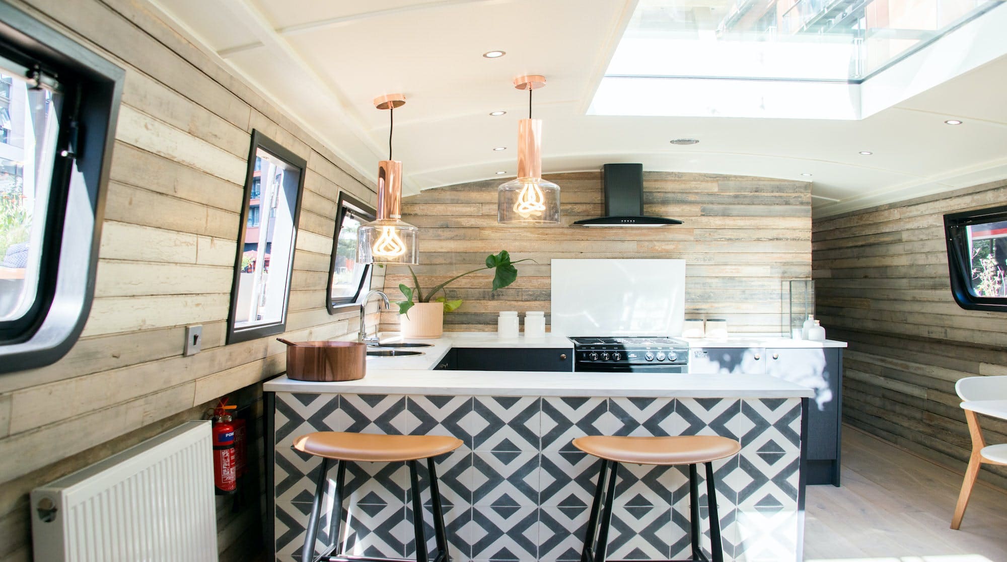Houseboat Basin Paddington: Chic 1-Bedroom Houseboat Rental with Riverside Views, Paddington London