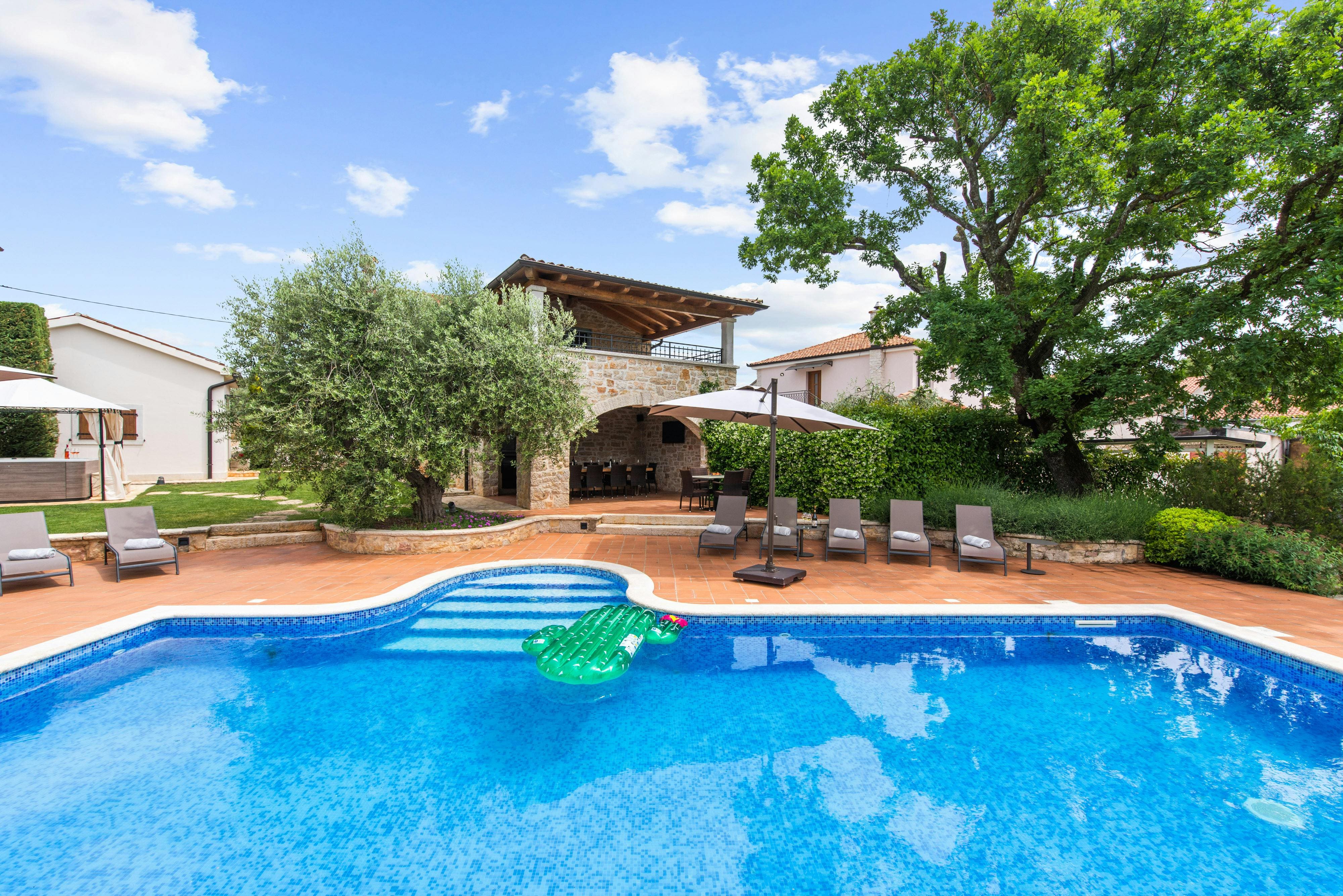 Kuća Draga Rovinj: Luxury 7-Bedroom Villa with Pool and Tennis Court, Istria