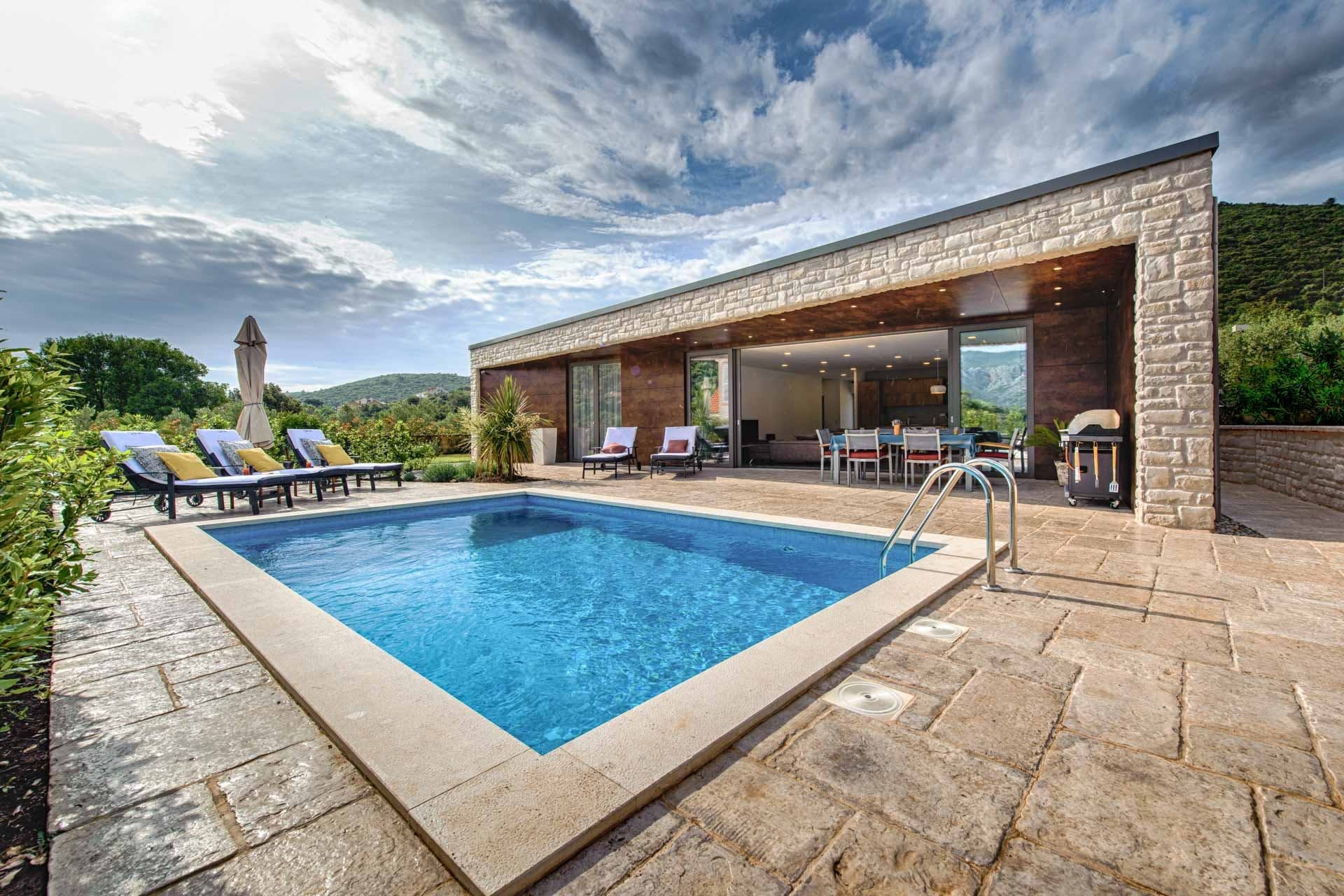 Kuća Komarda Dubrovnik: Spacious 3-Bedroom Apartment Rental with Heated Pool and Sea Views, Dubrovnik