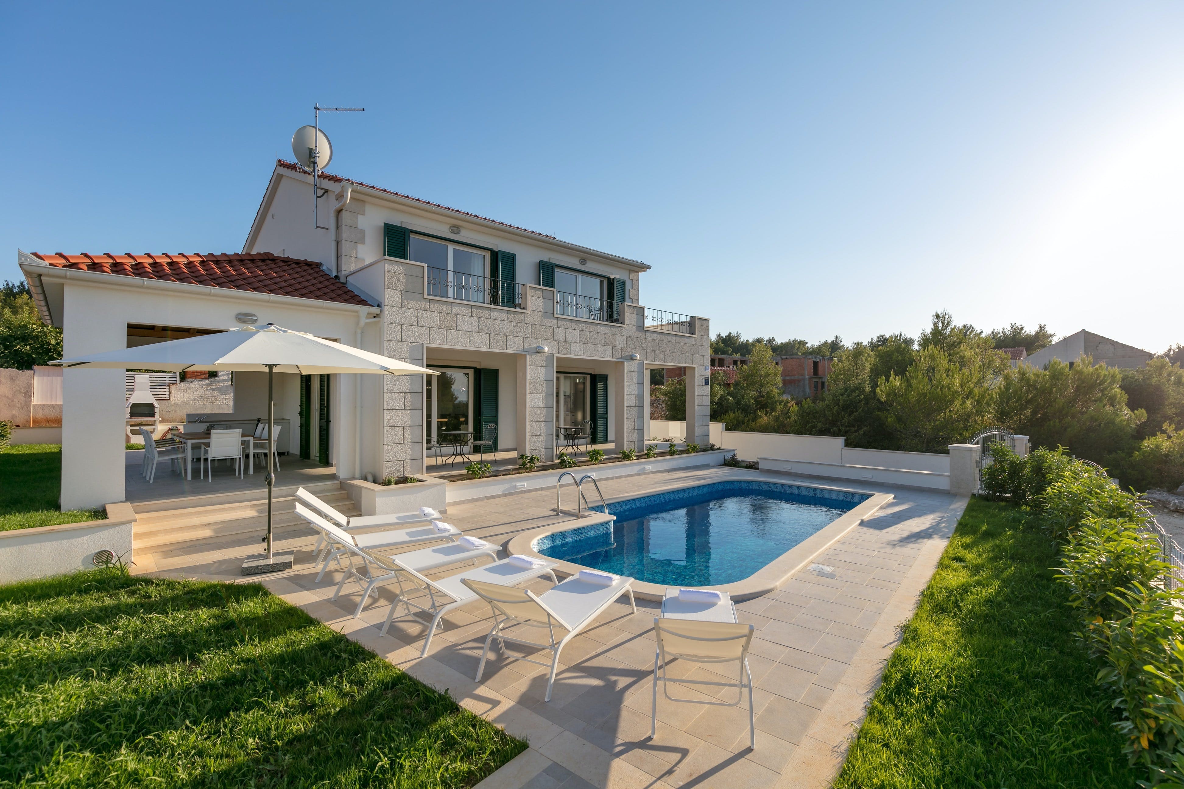 Kuća Lysias Meje Split: Spacious 4-Bedroom Apartment with Pool and Sea Views, Split Croatia