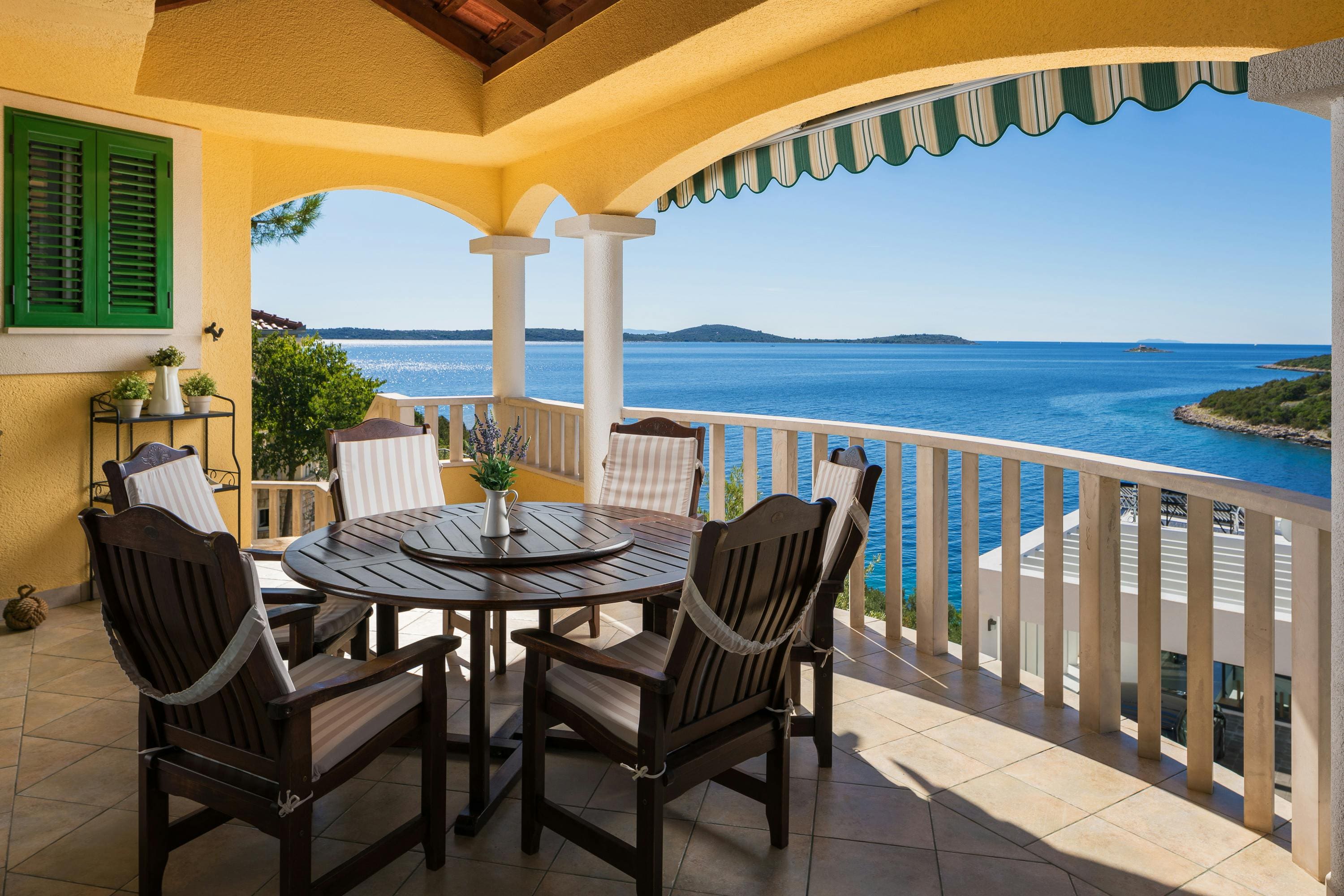 Kuća Safran Firule Split: Luxury 3-Bedroom Apartment with Sea View and Pool, Split