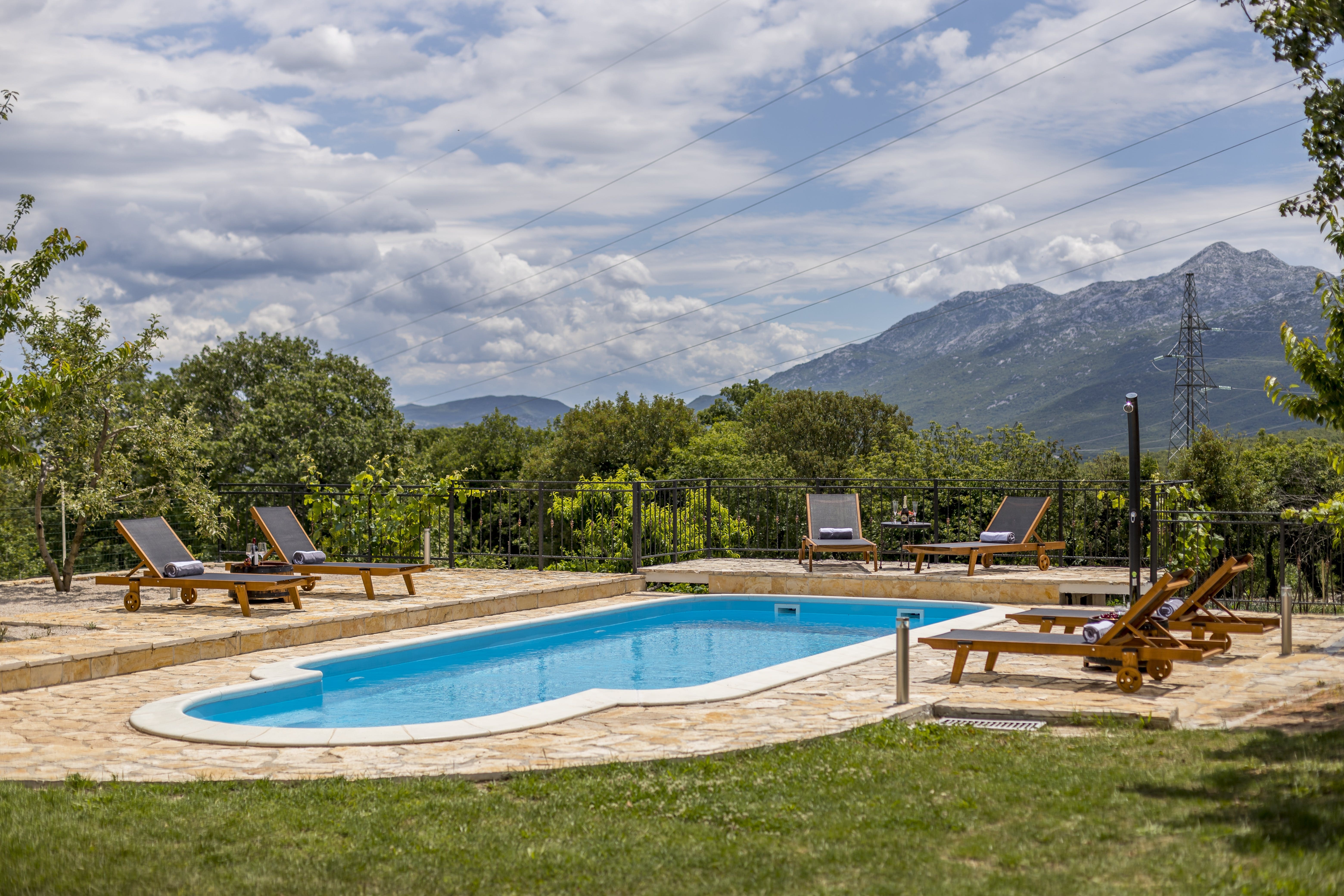 Kuća Lysias Kastelet Split: Spacious 3-Bedroom Apartment Rental with Pool and Sea Views, Split