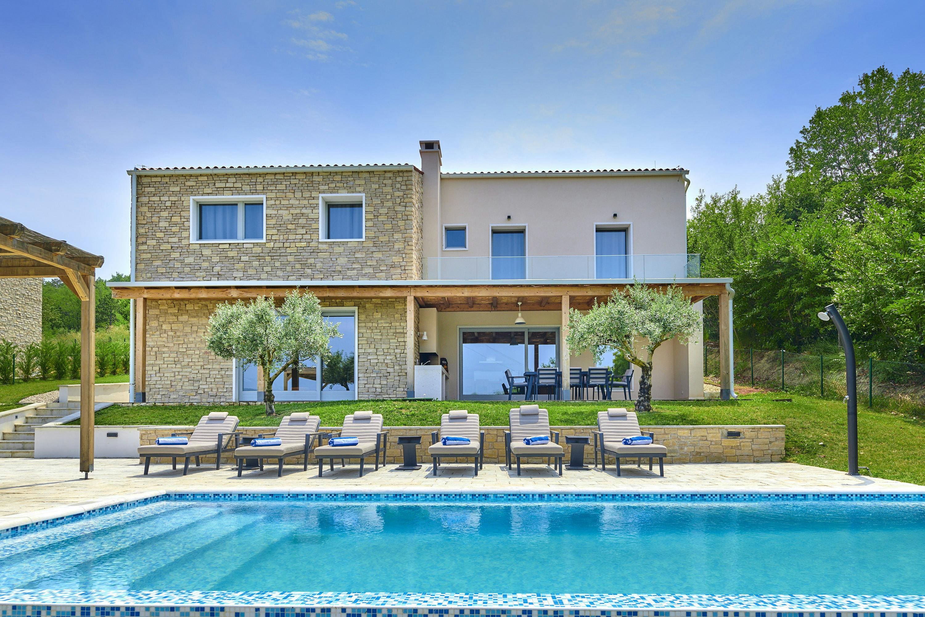 Kuća Mureta Motovun: Spacious 4-Bedroom Apartment with Private Pool and Tennis Court, Istria