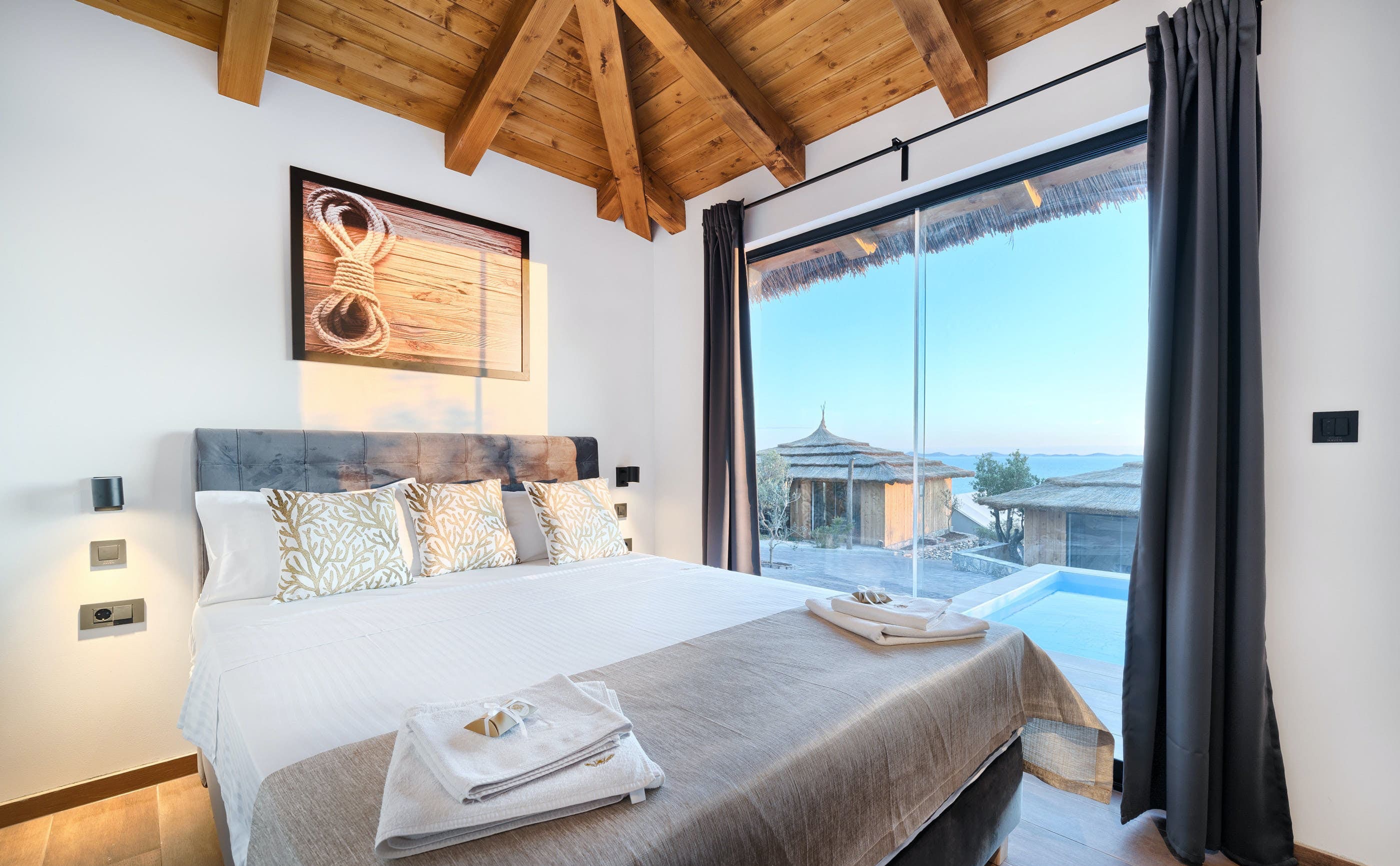 Kuća Pašman Šibenik: 2-Bedroom Cottage Rental with Private Pool and Tennis Court, Šibenik-Knin County