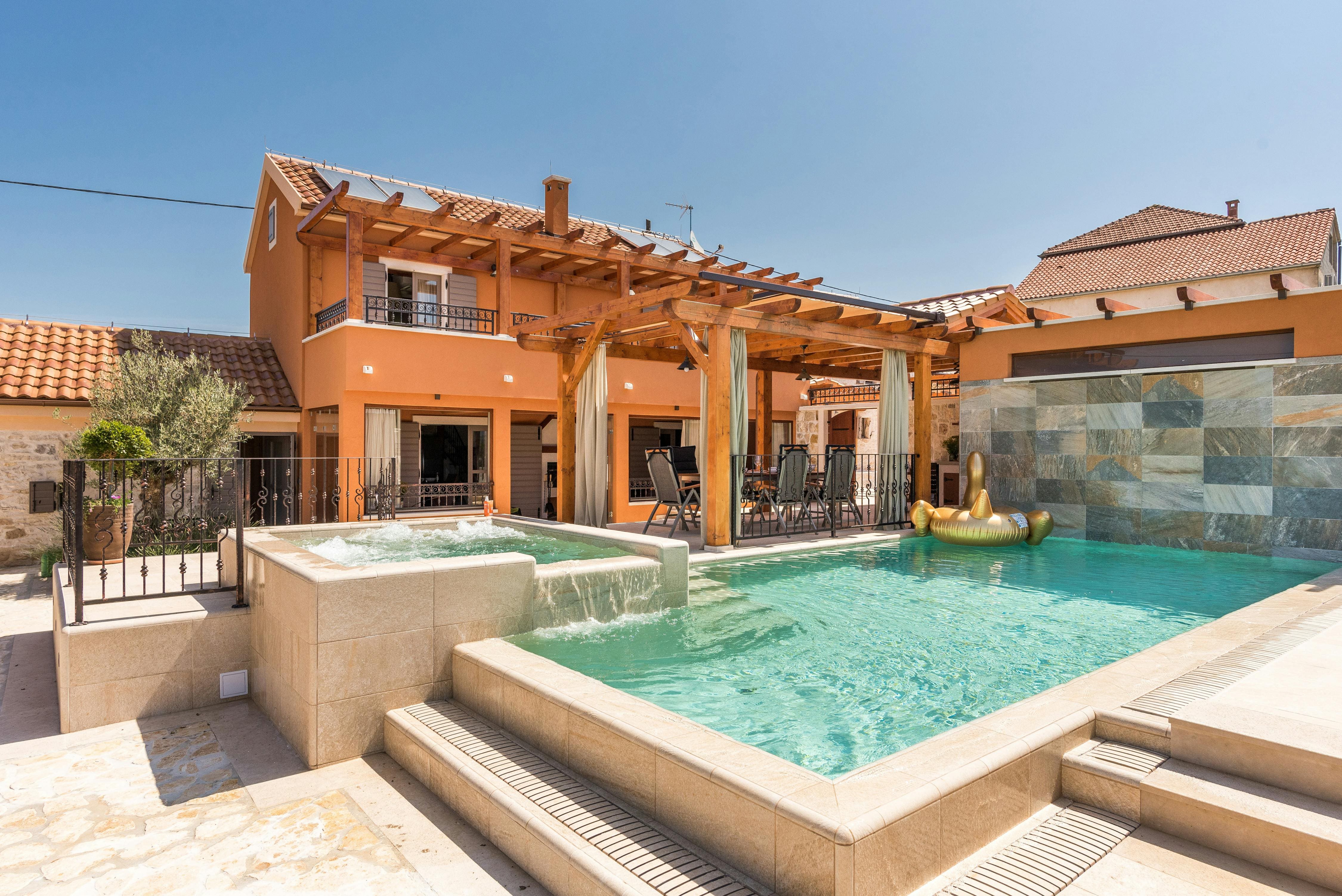 Kuća Vrulja Šibenik: Luxury 3-Bedroom Villa with Hot Tub and Tennis Court, Šibenik-Knin