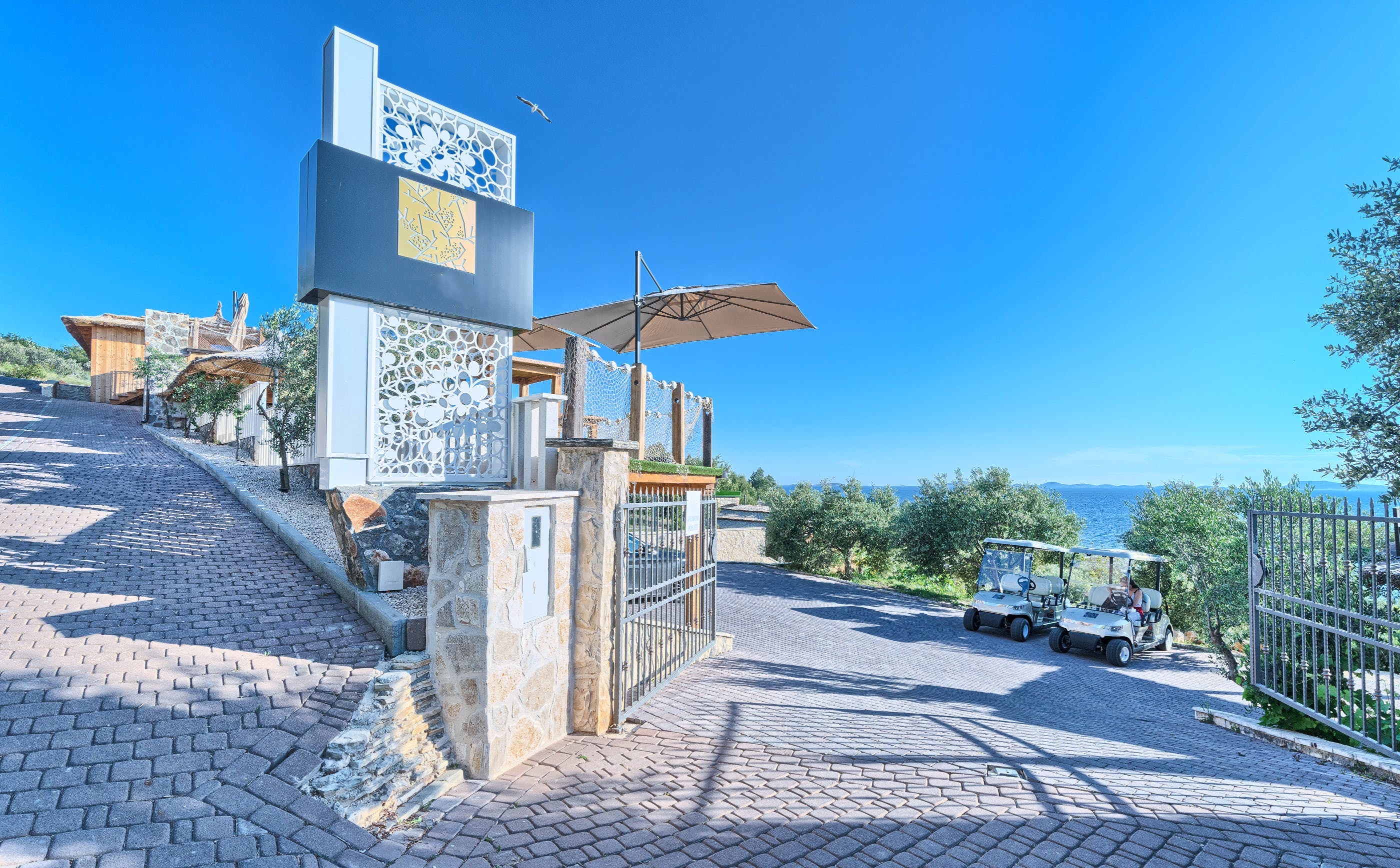 Kuća Vrulje Šibenik: Charming 2-Bedroom Cottage Rental with Pool and Tennis Court, Šibenik-Knin County