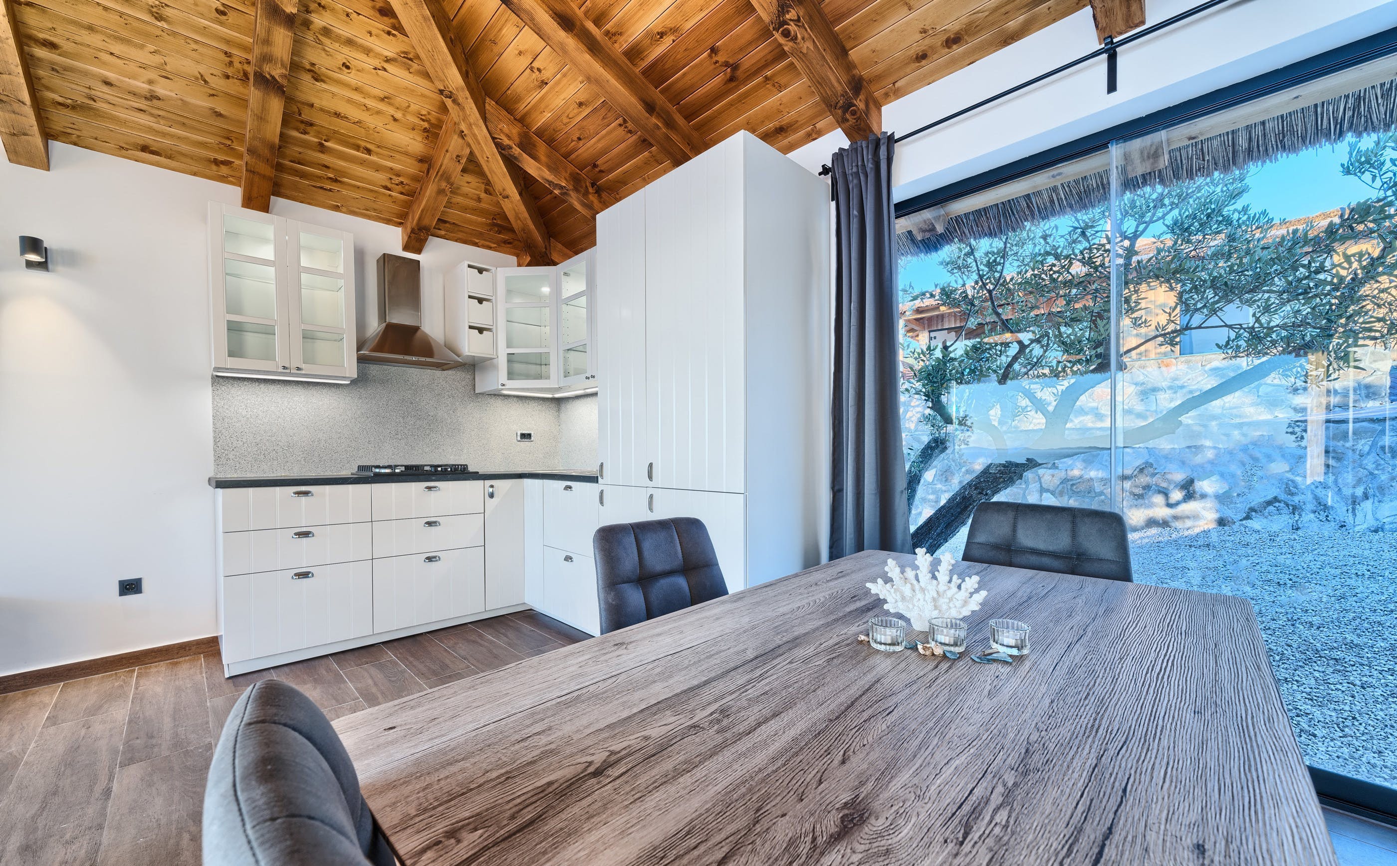 Kuća Vrulje Šibenik: Charming 2-Bedroom Cottage Rental with Pool and Tennis Court, Šibenik-Knin County