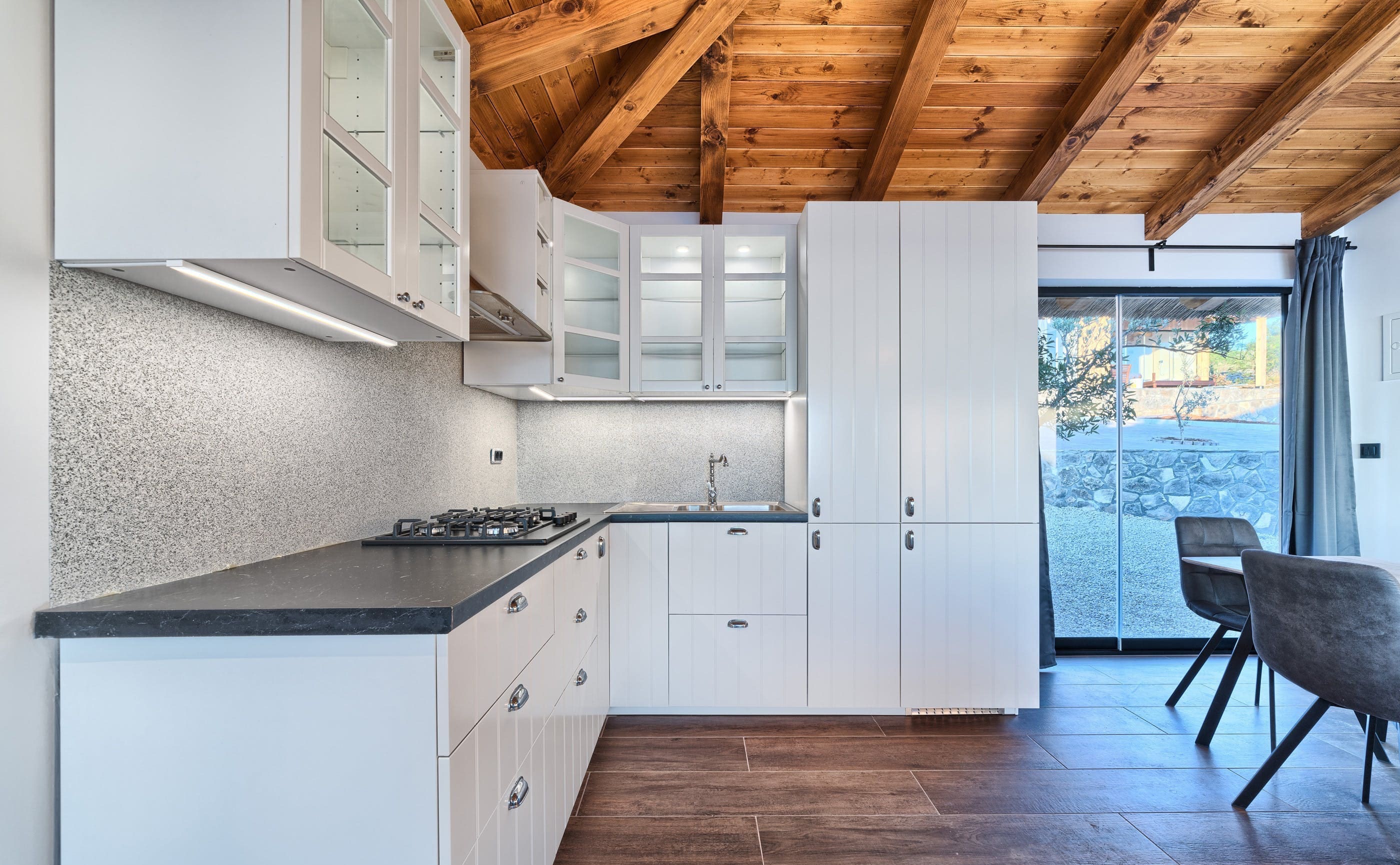 Kuća Vrulje Šibenik: Charming 2-Bedroom Cottage Rental with Pool and Tennis Court, Šibenik-Knin County