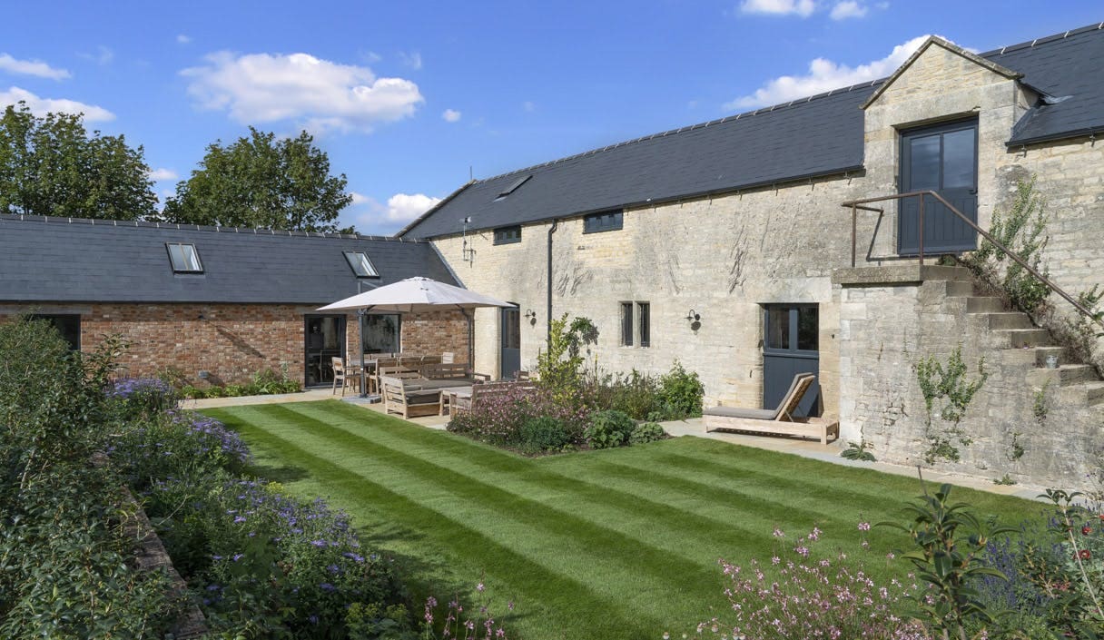House Helm Stratton Cirencester: Luxury 4-Bedroom Cottage with Countryside Setting, Cirencester