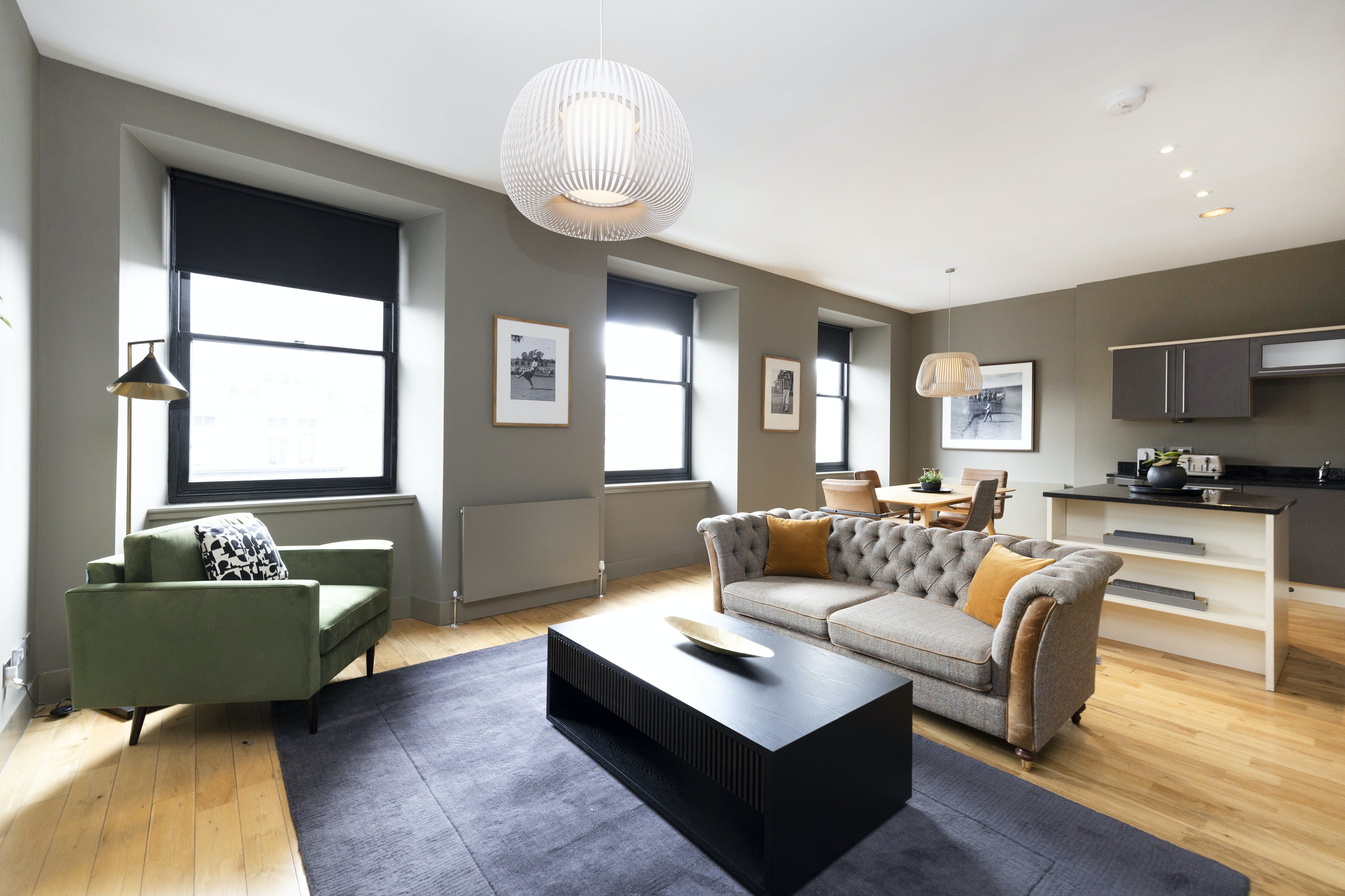 House Vesper Calton New Town: Elegant 2-Bedroom Apartment with Seaviews in Edinburgh New Town
