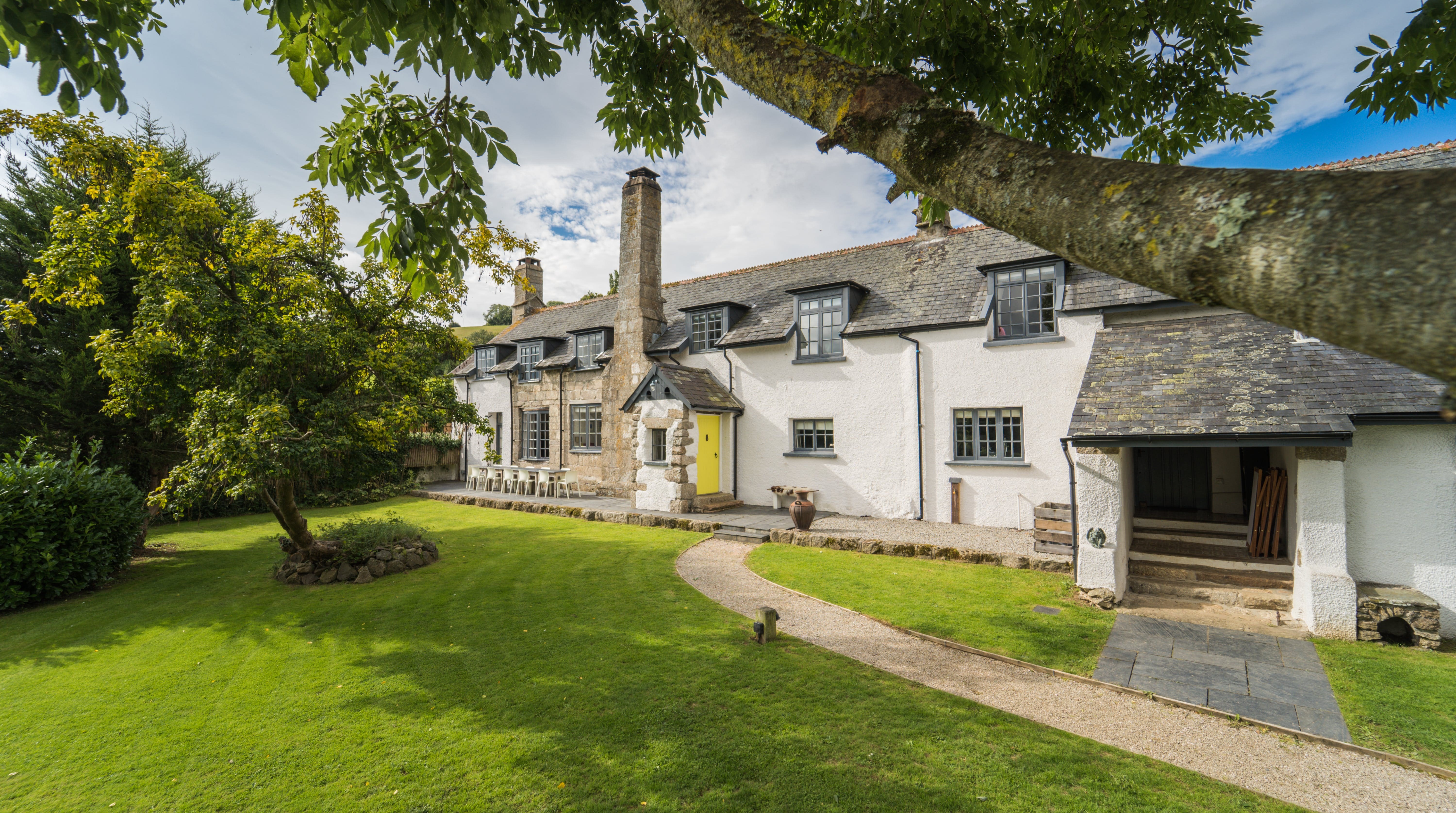 Manor Dartmoor Exeter: Chic 6-Bedroom Cottage with Countryside Views, Devon