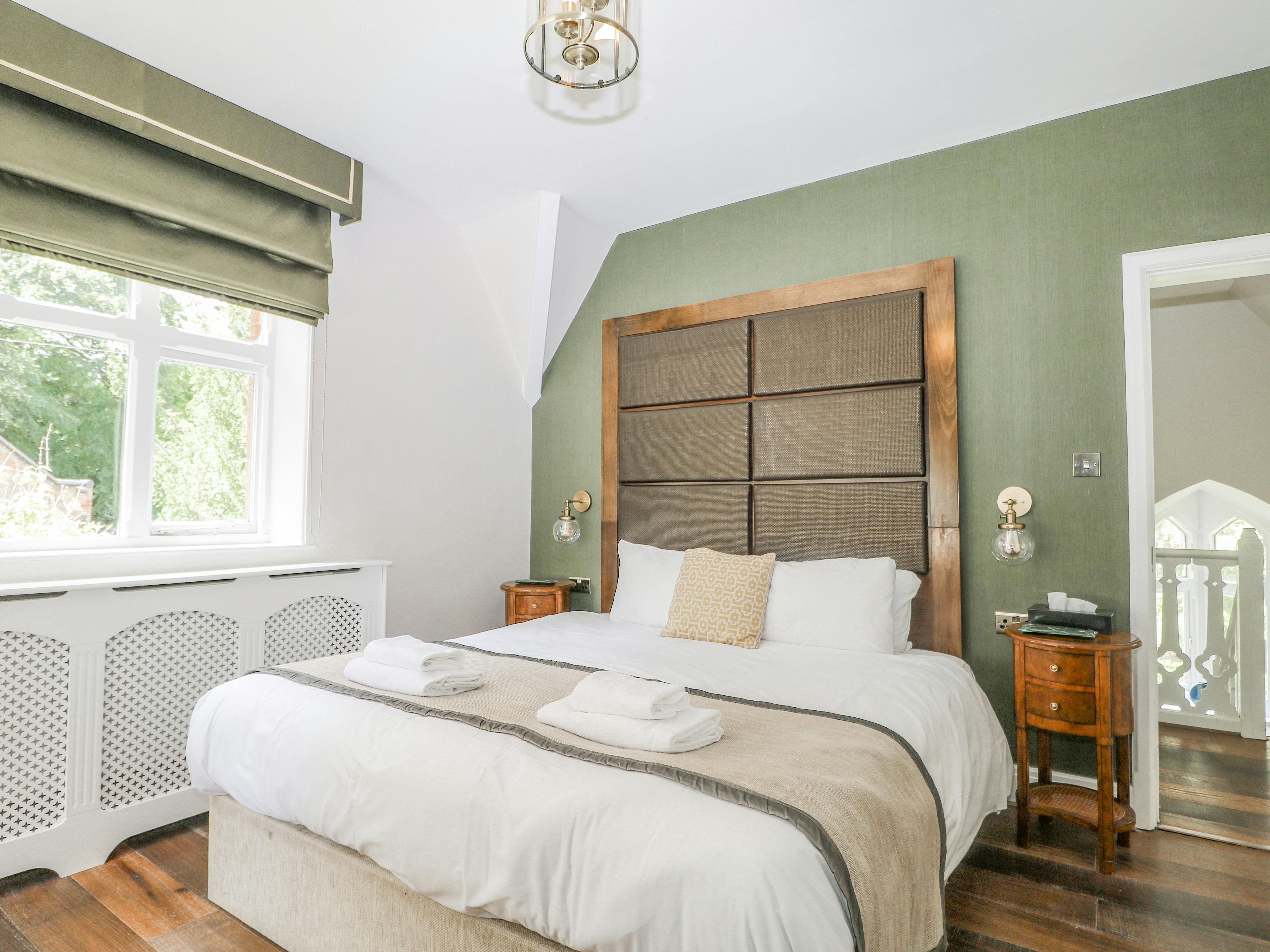 Manor Elvetham Reading: Charming 3-Bedroom Holiday Cottage with Hot Tub in Reading, Hampshire