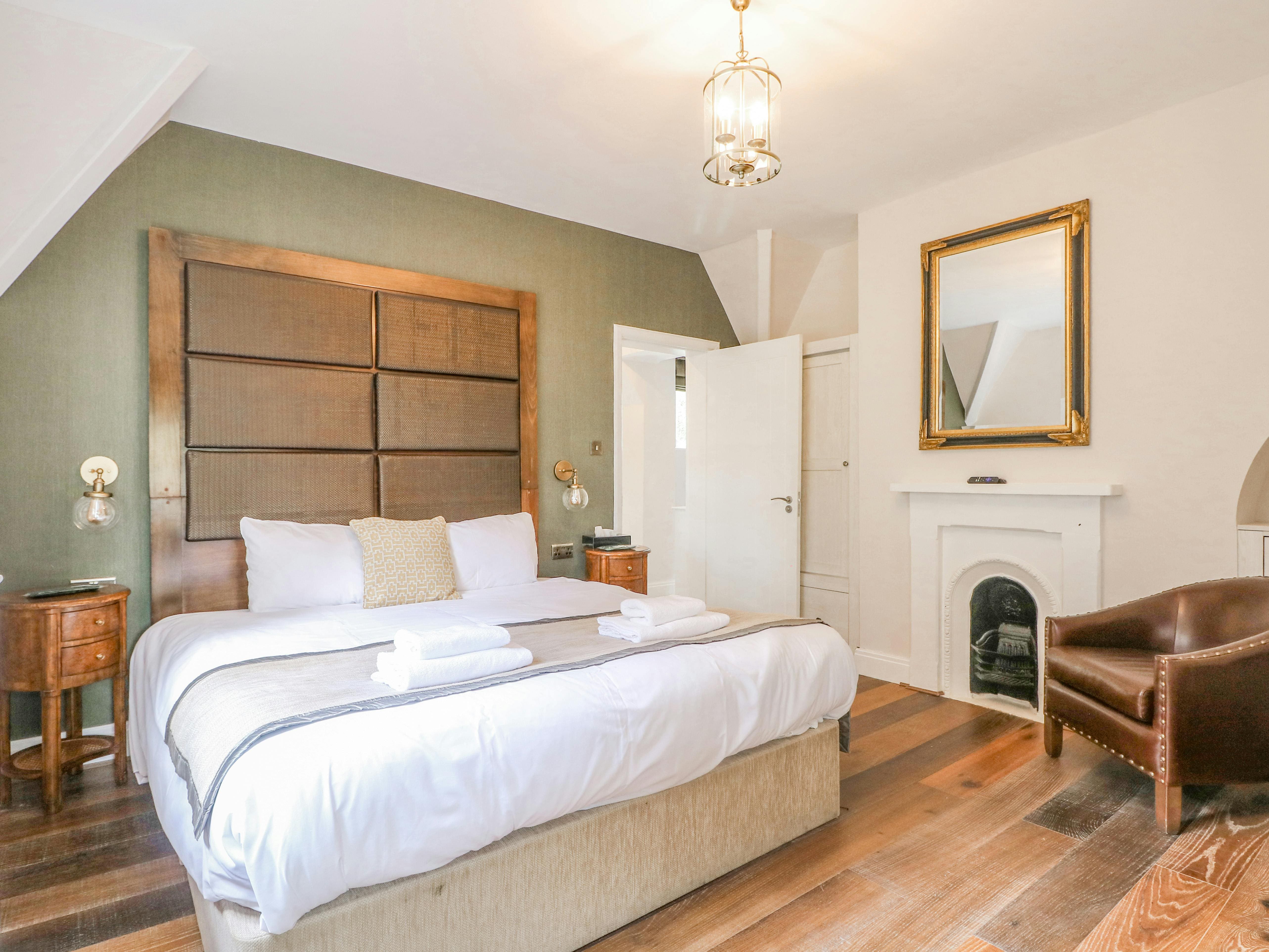 Manor Elvetham Reading: Charming 3-Bedroom Holiday Cottage with Hot Tub in Reading, Hampshire