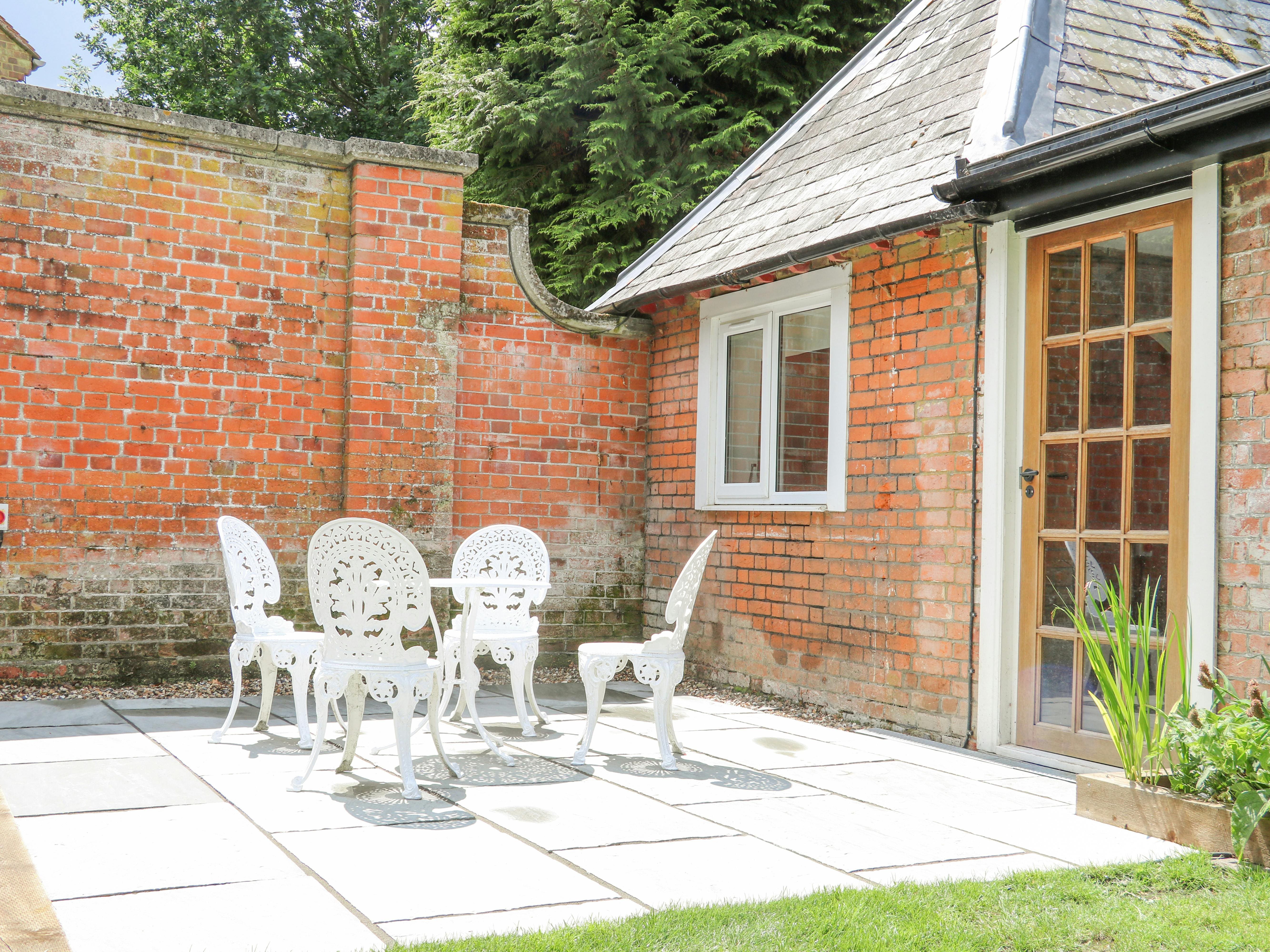 Manor Elvetham Reading: Charming 3-Bedroom Holiday Cottage with Hot Tub in Reading, Hampshire