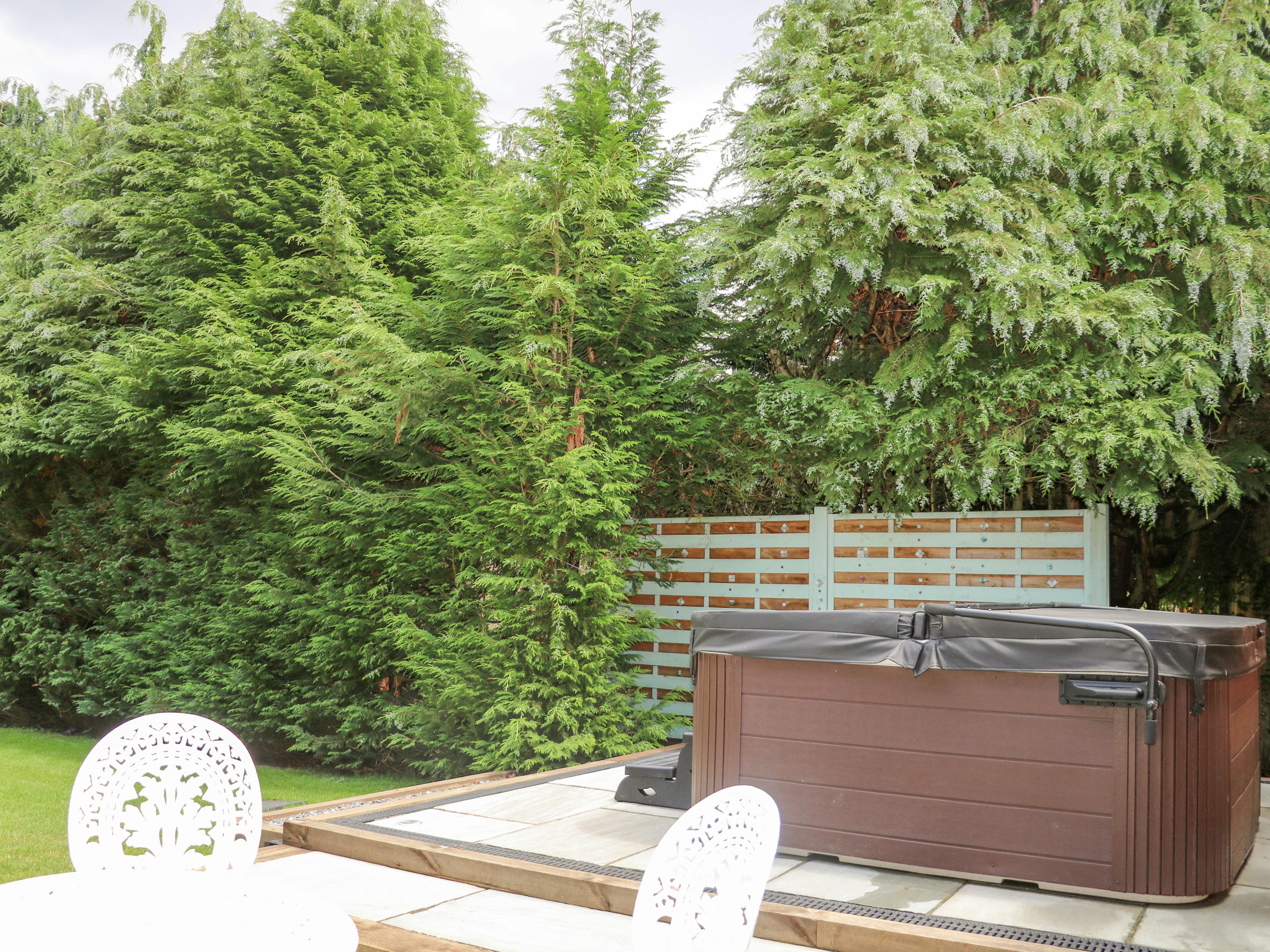 Manor Elvetham Reading: Charming 3-Bedroom Holiday Cottage with Hot Tub in Reading, Hampshire