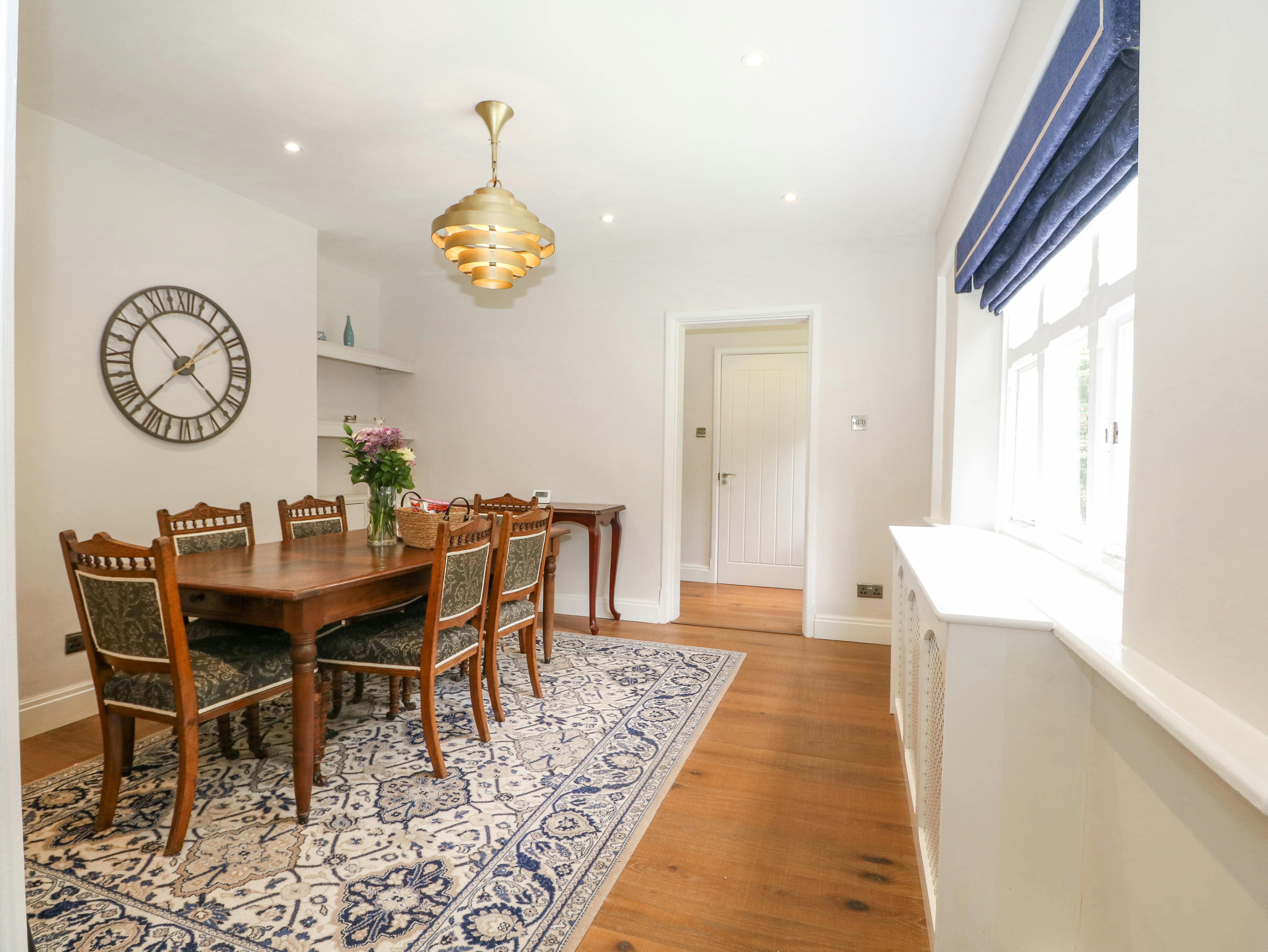 Manor Elvetham Reading: Charming 3-Bedroom Holiday Cottage with Hot Tub in Reading, Hampshire