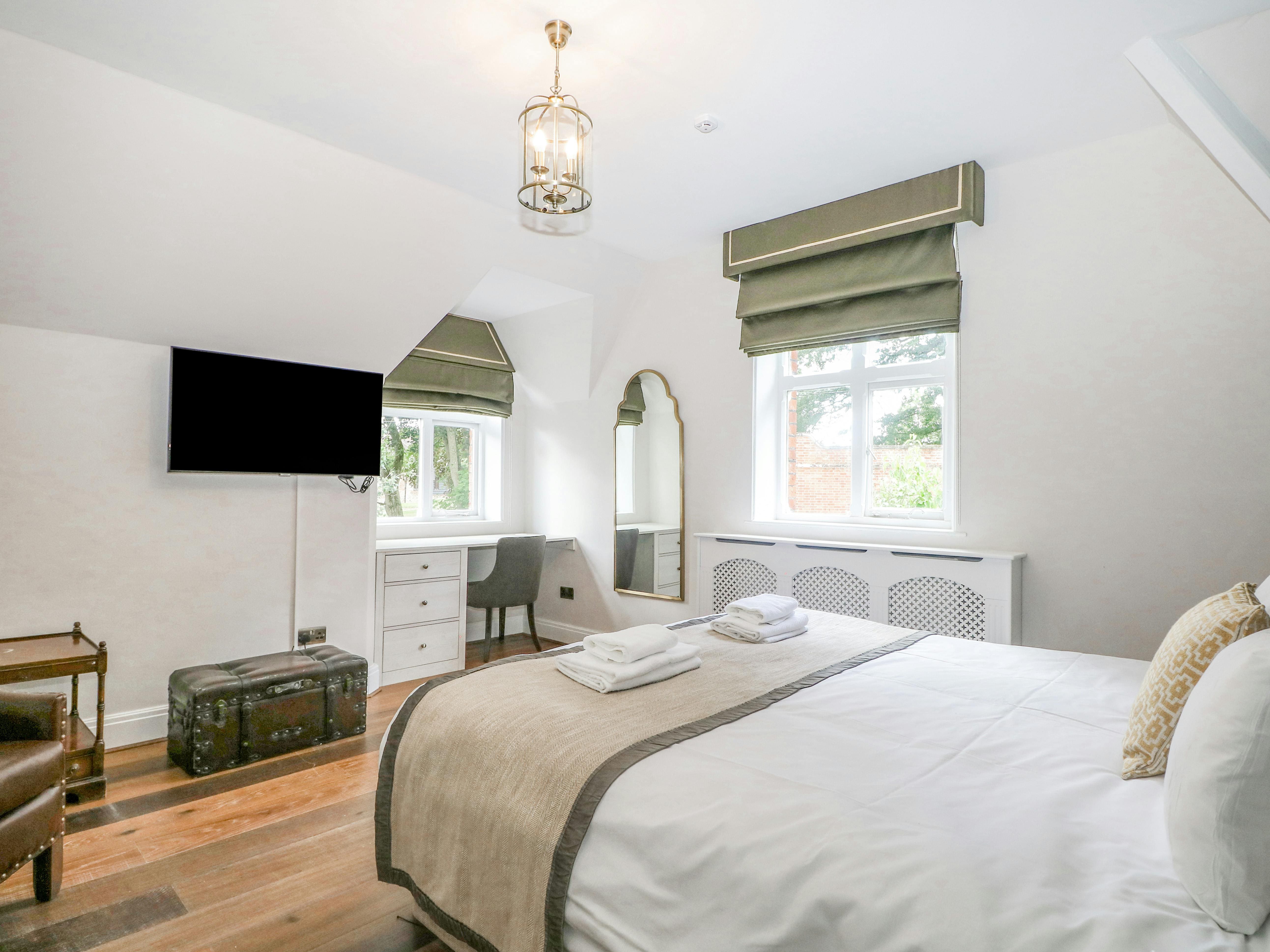 Manor Elvetham Reading: Charming 3-Bedroom Holiday Cottage with Hot Tub in Reading, Hampshire