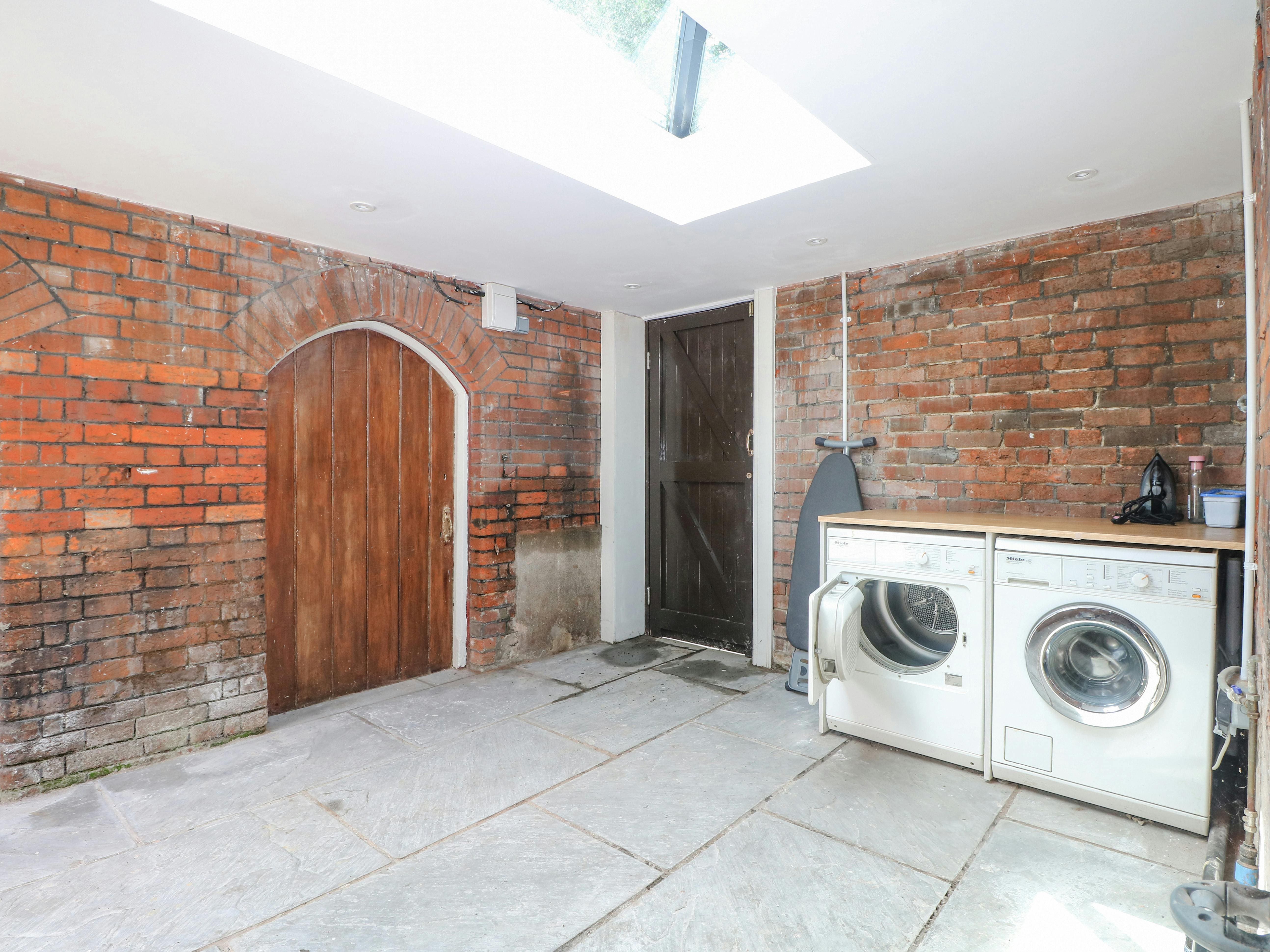 Manor Elvetham Reading: Charming 3-Bedroom Holiday Cottage with Hot Tub in Reading, Hampshire