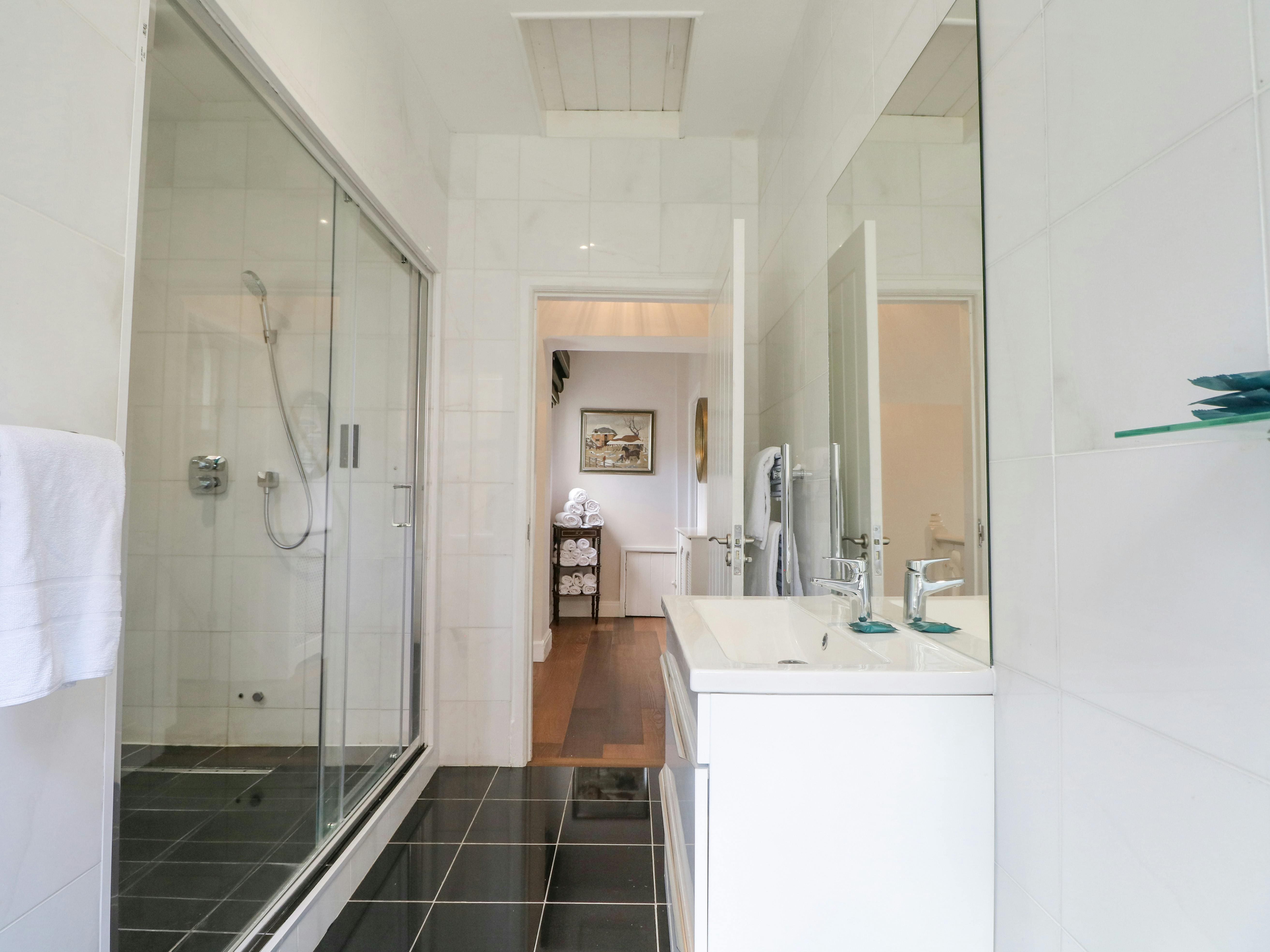 Manor Elvetham Reading: Charming 3-Bedroom Holiday Cottage with Hot Tub in Reading, Hampshire