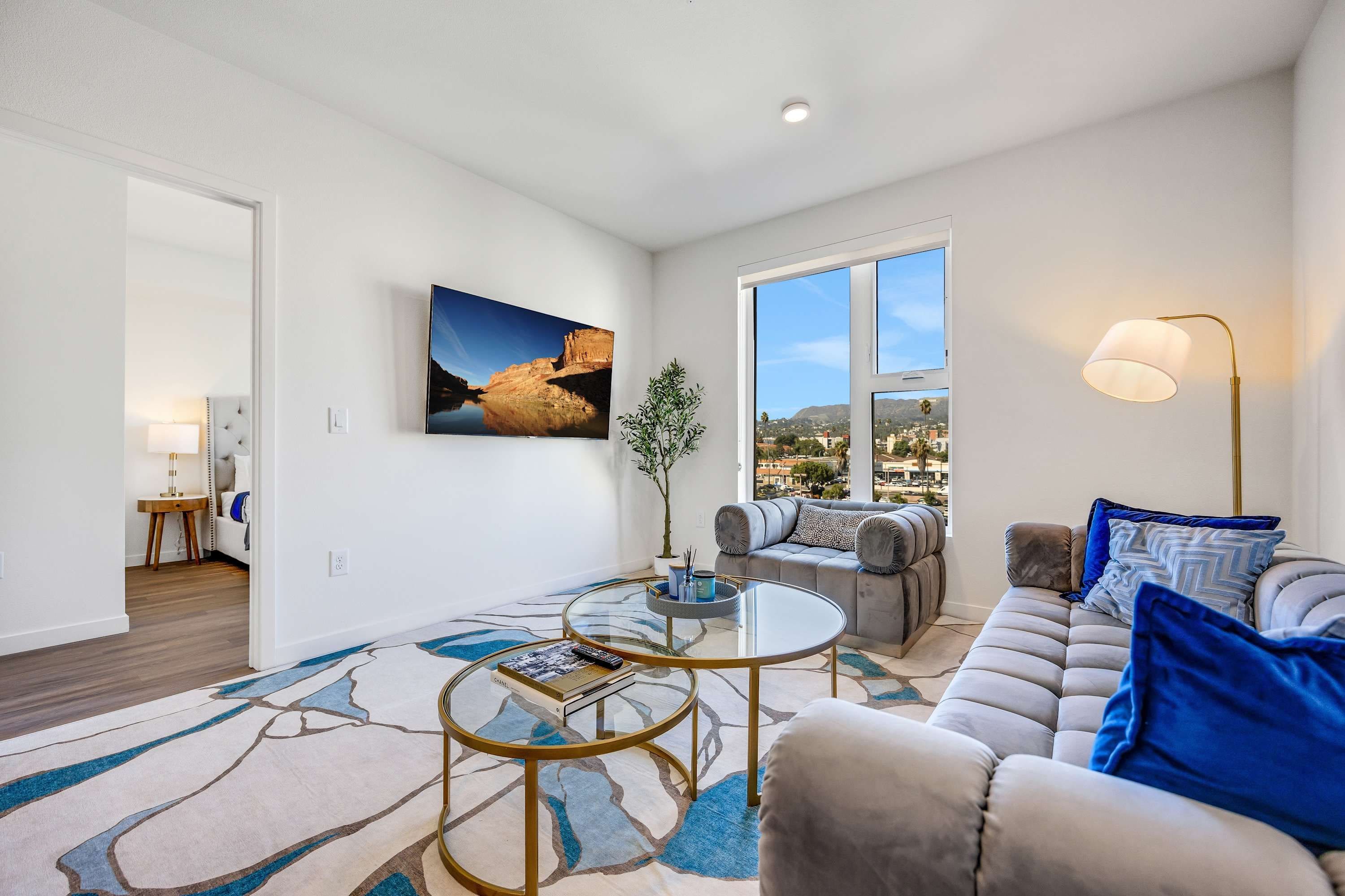 Manor Franklin EastHollywood: Spacious 3-Bedroom Luxury Apartment with Shared Pool, East Hollywood