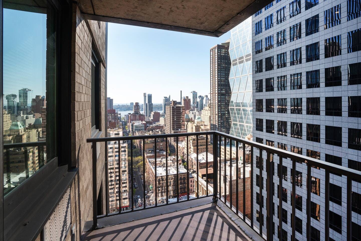 Manor Garment Midtown: Stylish 2-Bedroom Apartment with Balcony and Air Conditioning, Midtown New York