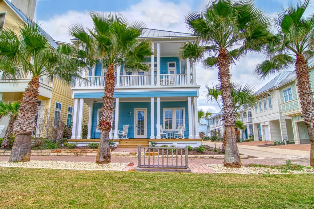 Manor Mustang Austin: 4-Bedroom Luxury Villa with Beachfront Access, Austin