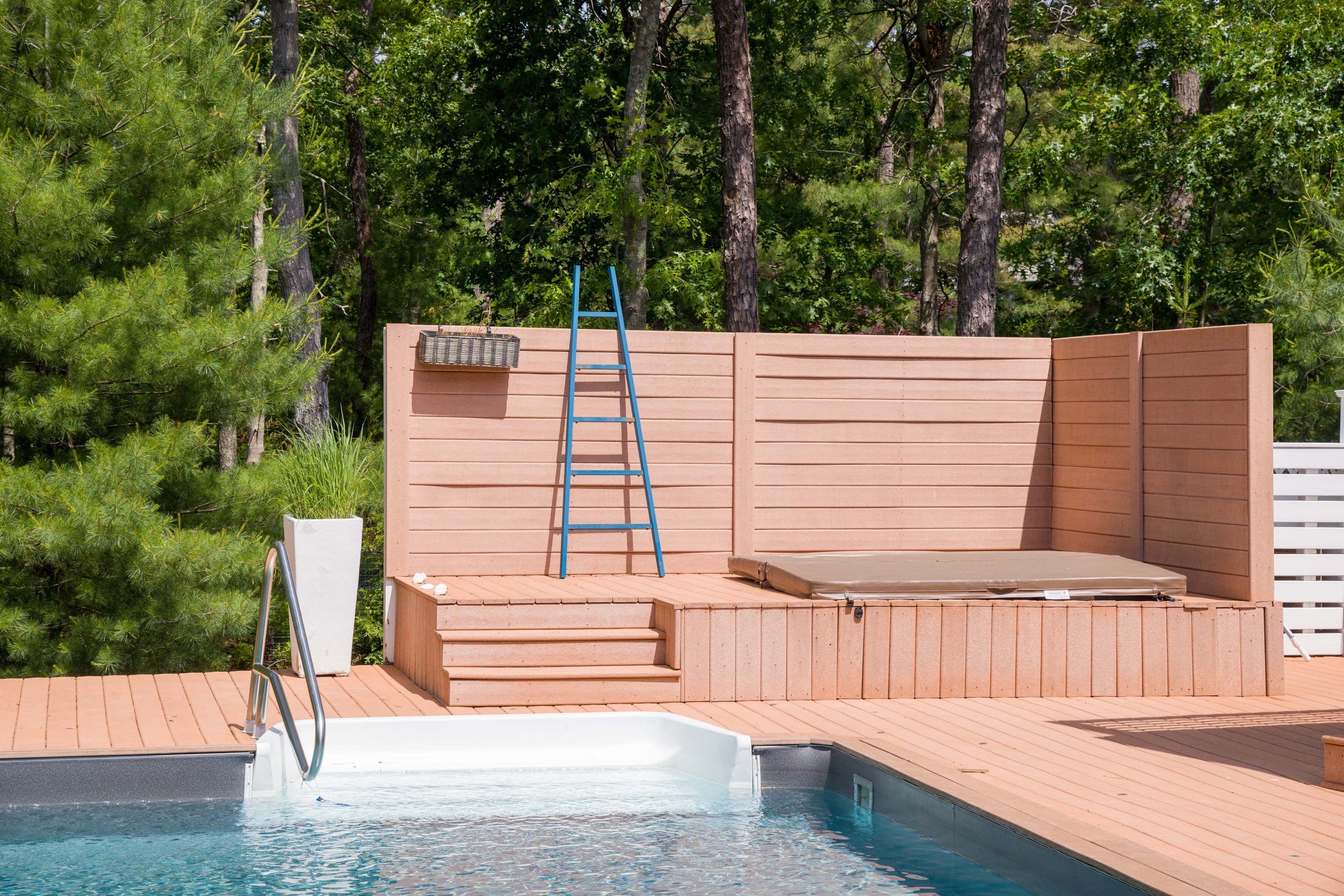 Manor Noyac Sag Harbor: Luxury 3-Bedroom Apartment with Hot Tub and Sea Views, Sag Harbor