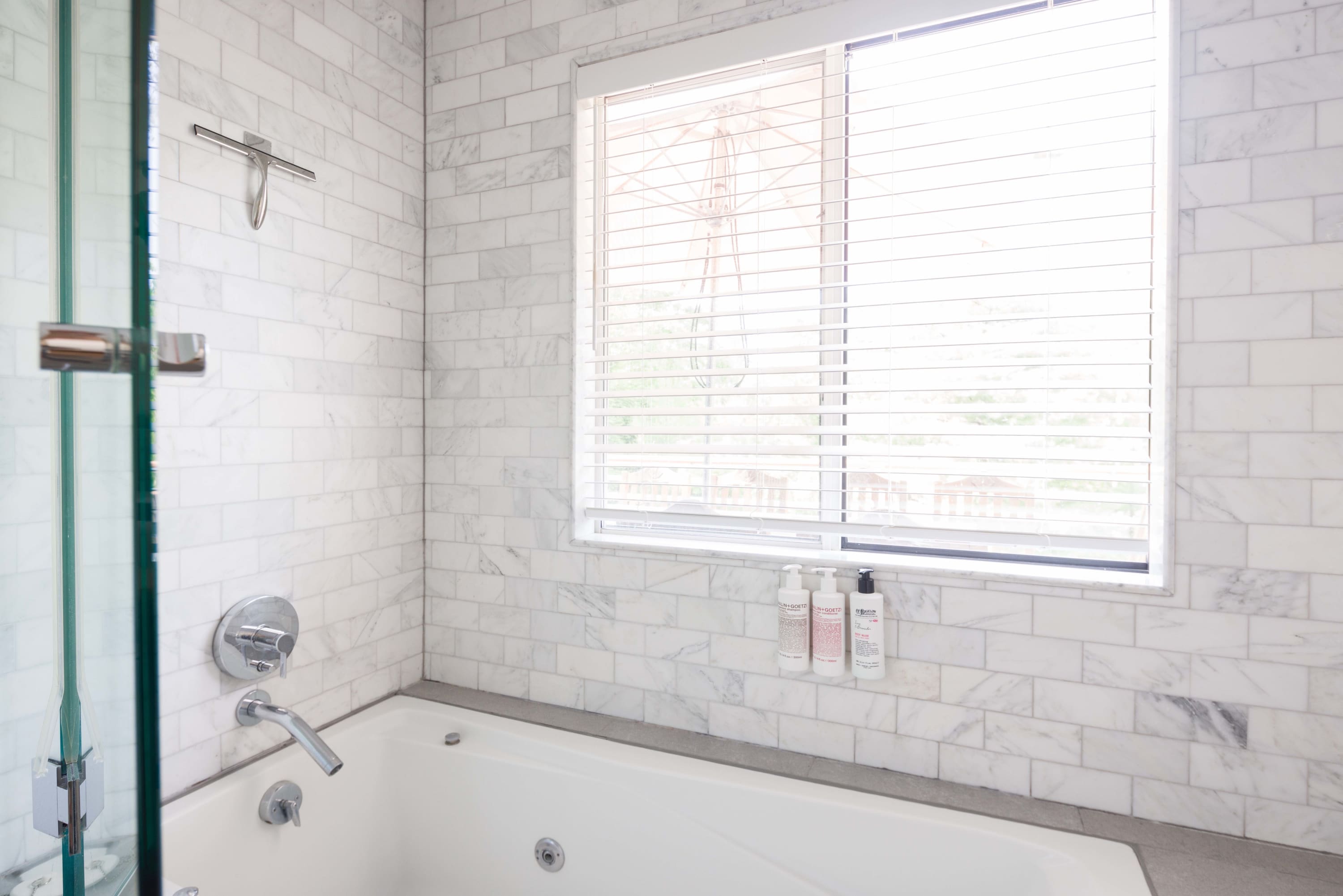 Manor Noyac Sag Harbor: Luxury 3-Bedroom Apartment with Hot Tub and Sea Views, Sag Harbor