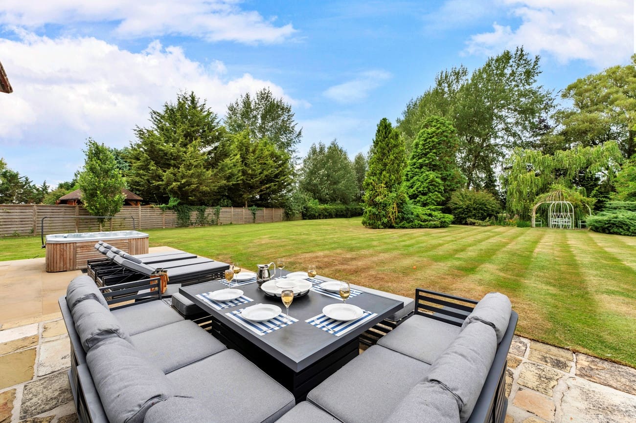 Manor Puttenham Hertfordshire: Luxury 8-Bedroom House with Hot Tub and Lake Views, Hertfordshire