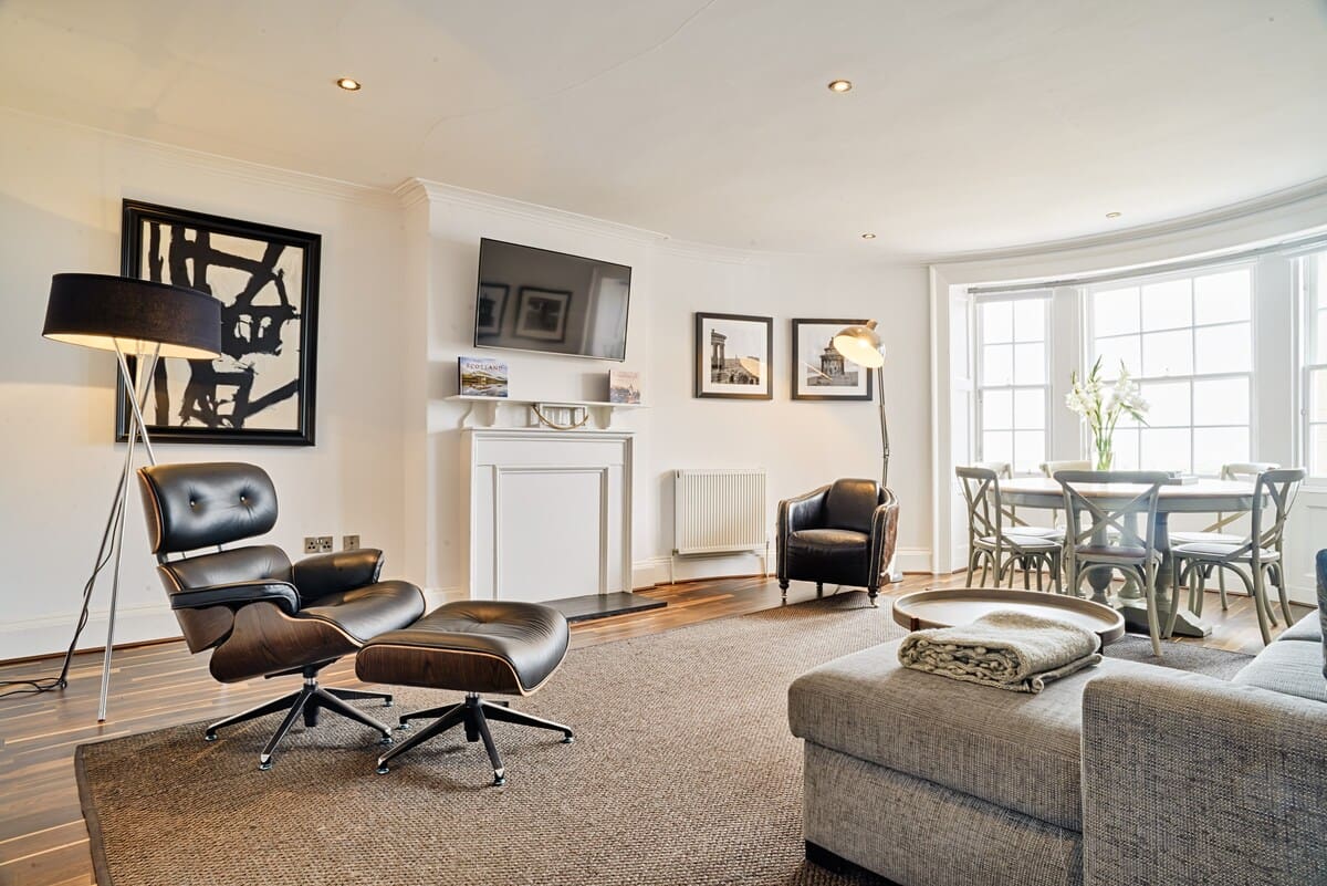 Manor Ramsay New Town: Charming 2-Bedroom Apartment Rental with Family-Friendly Features, Edinburgh New Town