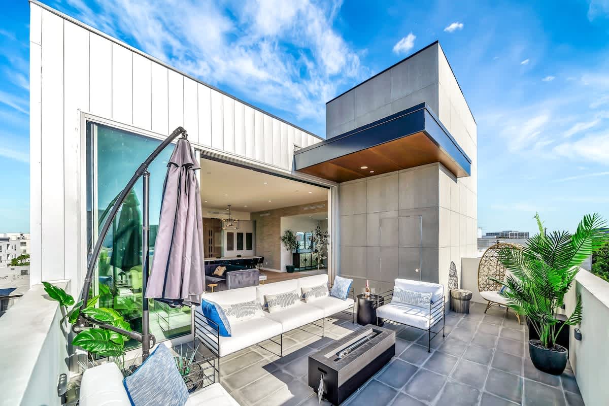 Manor Sycamore Beverly Grove: Stylish 2-Bedroom Penthouse Rental with Private Terrace, Beverly Grove