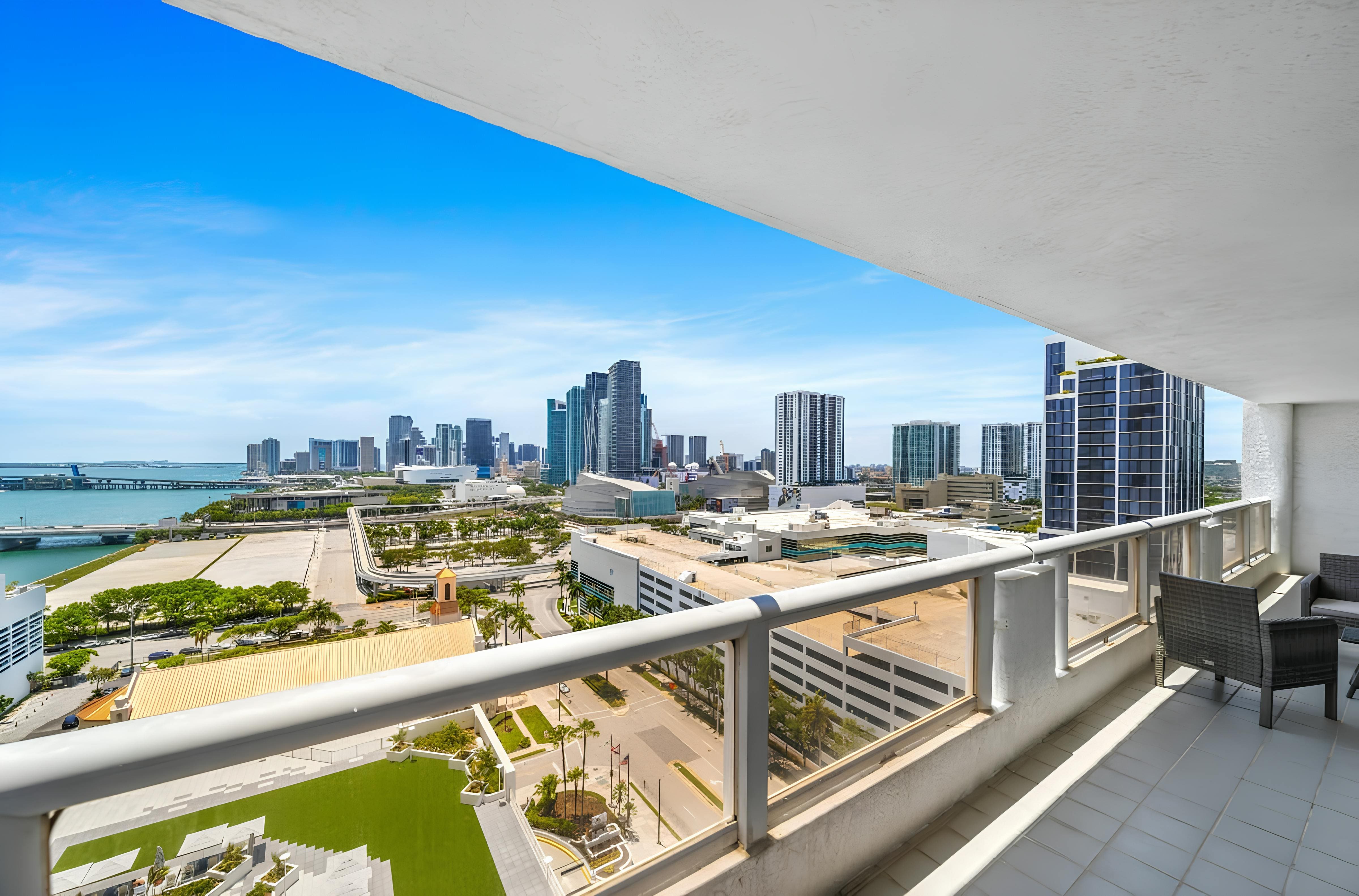 Manor Vizcayne Miami: Modern 2-Bedroom Apartment with Hot Tub and Seaview, Downtown Miami