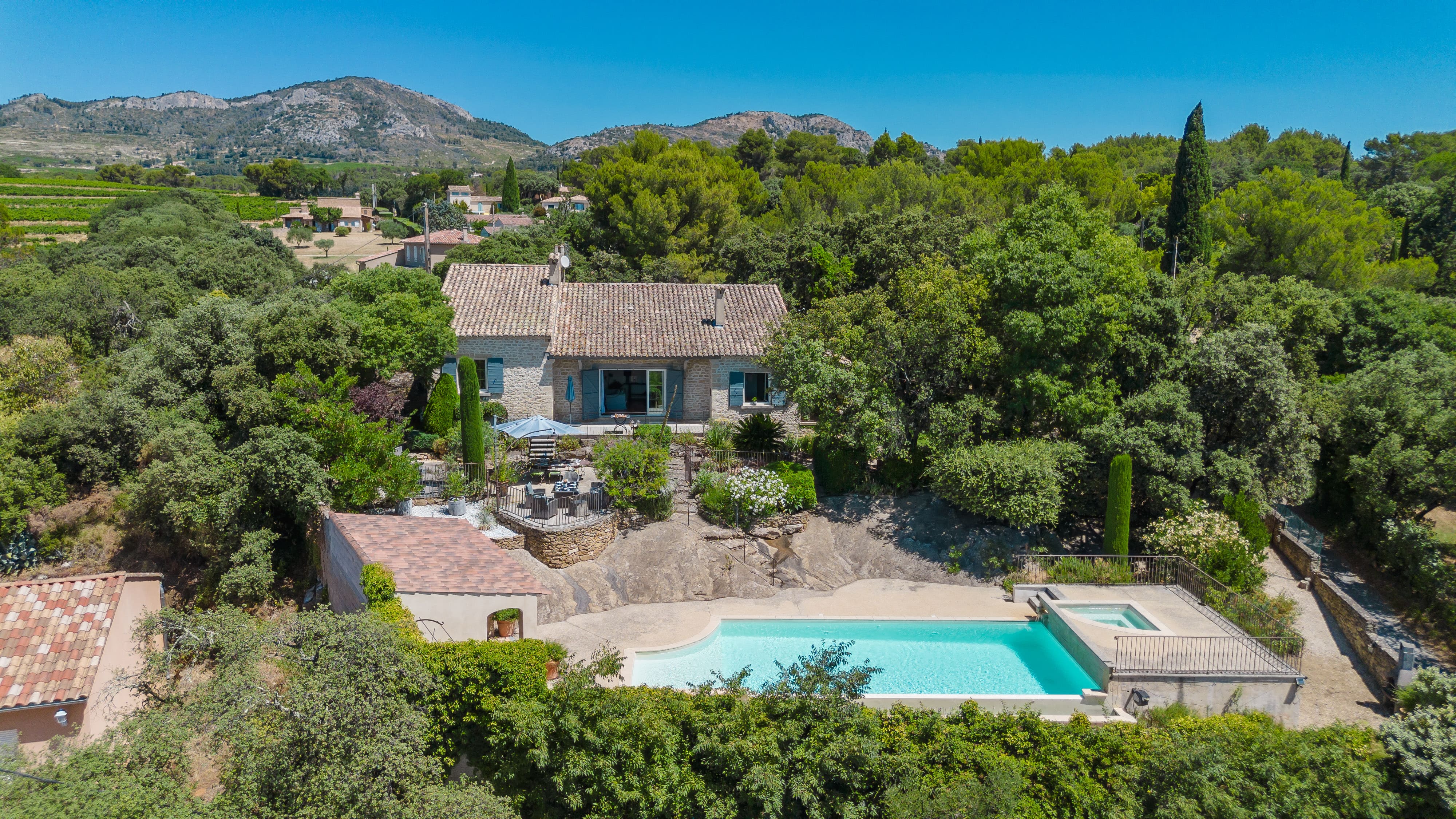Mas Calavon Saint-Rémy: Luxury 3-Bedroom Villa with Private Pool and Air-Con, Saint-Rémy-de-Provence