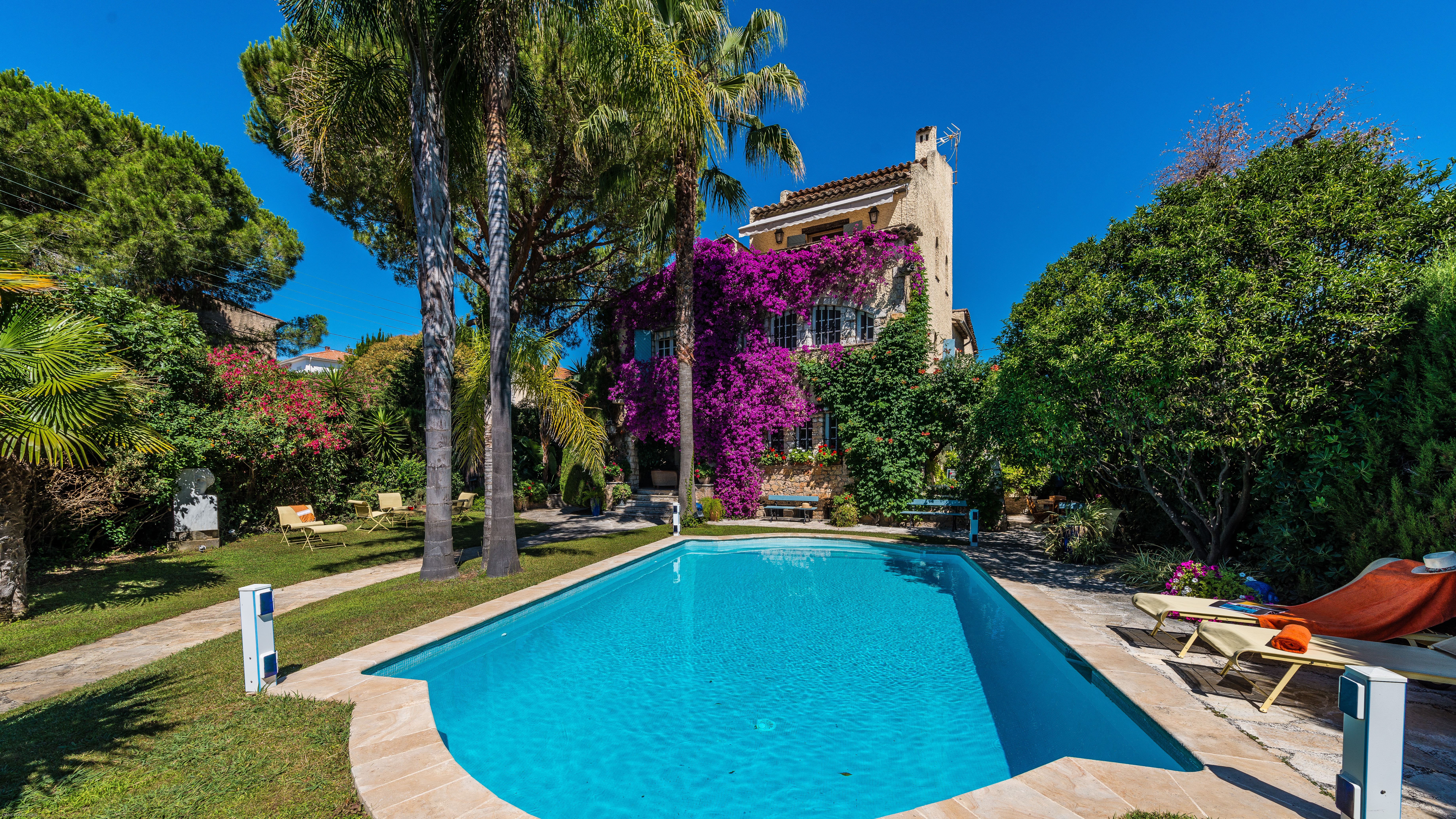 Villa Aube Garoupe Antibes: Spacious 8-Bedroom Luxury Villa with Pool and Hot Tub, Antibes