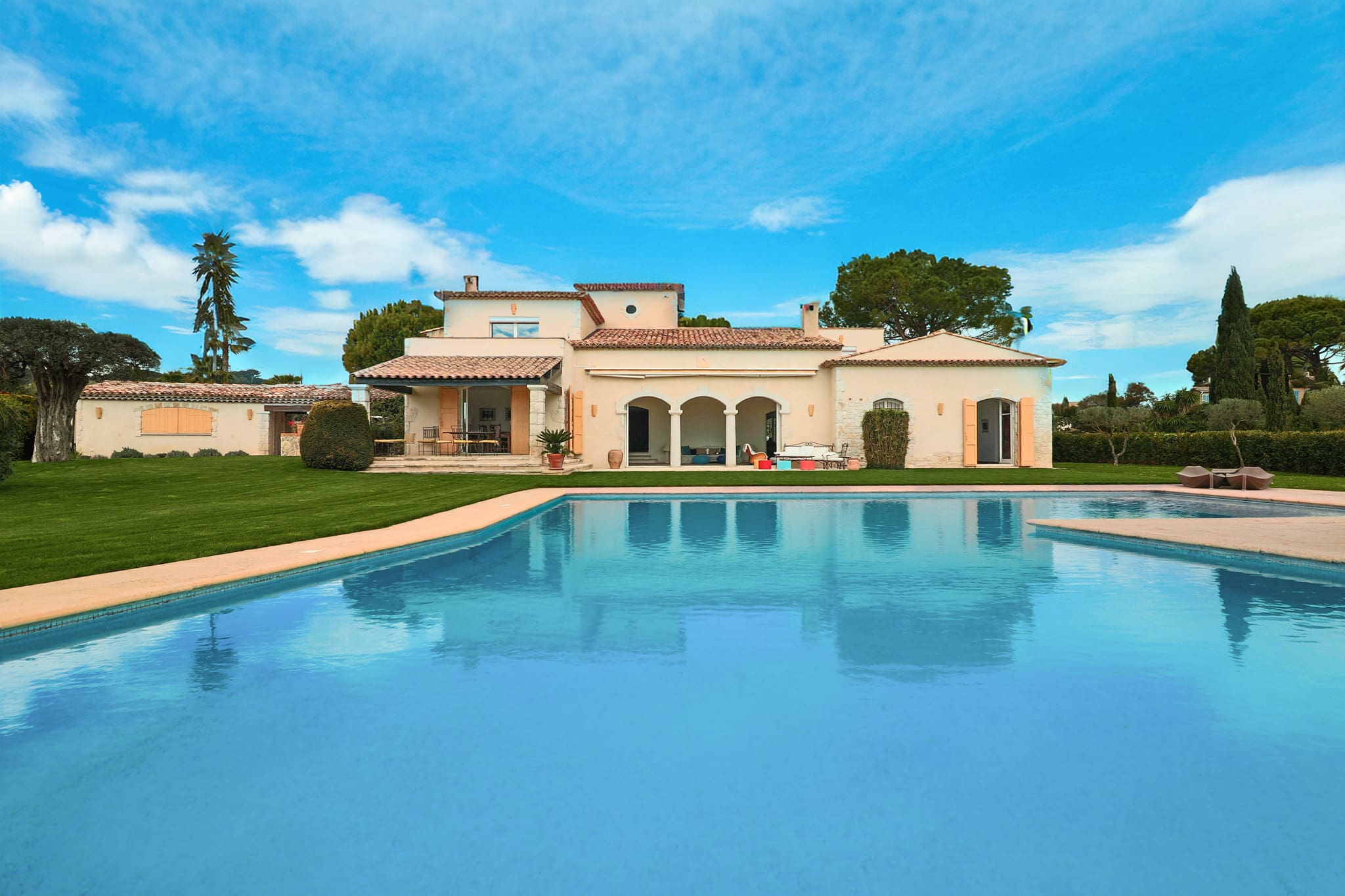 Villa Cramoisi Garoupe Antibes: Stunning 5-Bedroom Villa with Infinity Pool and Sea Views, Antibes