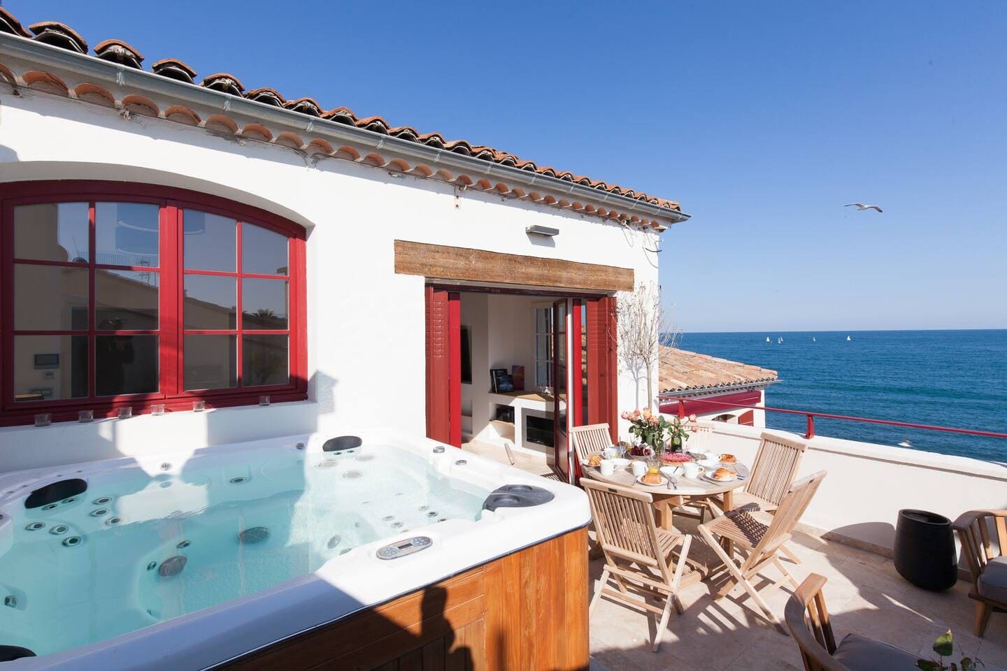 Villa Labech Garoupe Antibes: Stylish 3-Bedroom Apartment with Hot Tub and Sea Views, Antibes