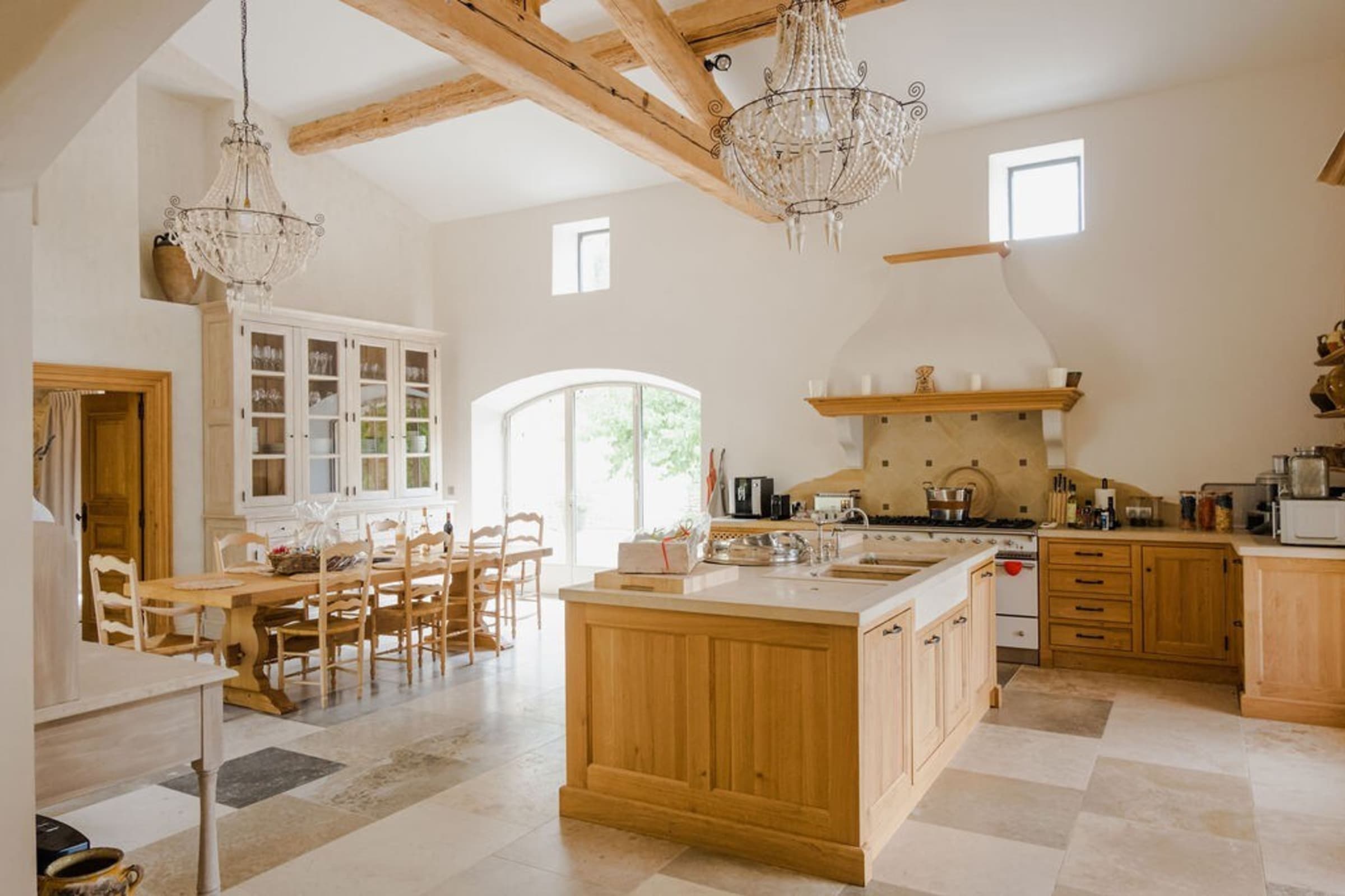 Villa Crépuscule Montfavet Vaucluse: Luxury 7-Bedroom Villa with Pool and Gardens, Vaucluse
