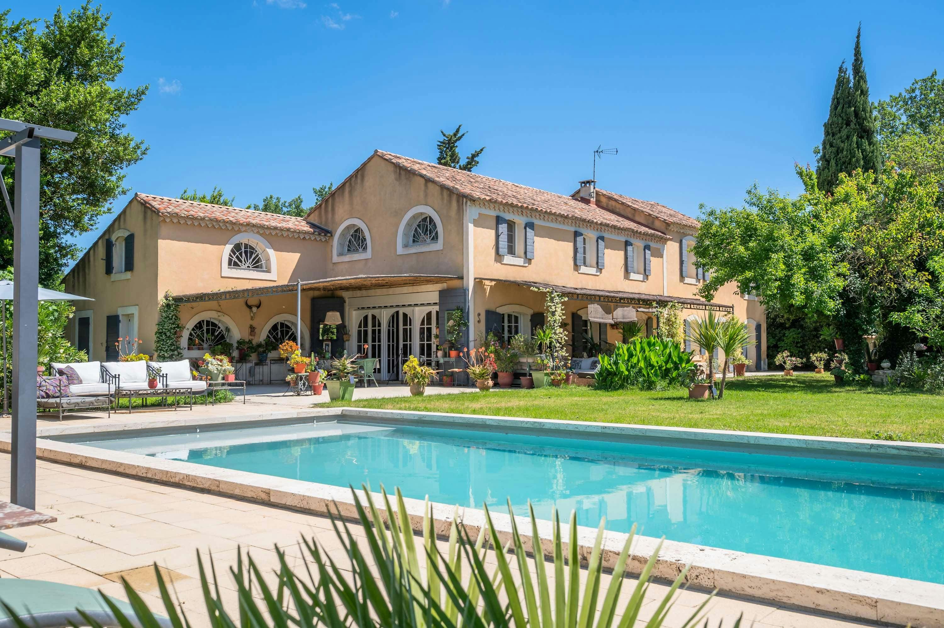 Mas Mistral Arles: Luxury 5-Bedroom Villa with Pool and Hot Tub, Arles