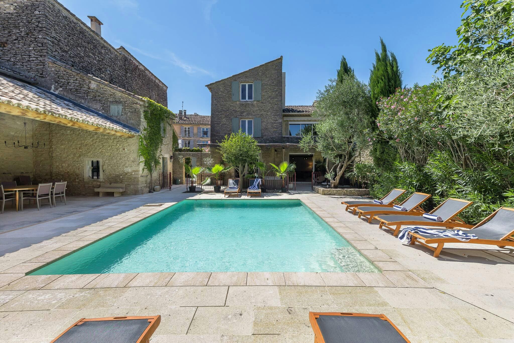 Villa Crépuscule Les Alyscamps Saint-Rémy-de-Provence: Luxury 5-Bedroom Villa with Pool and BBQ, Saint-Rémy-de-Provence