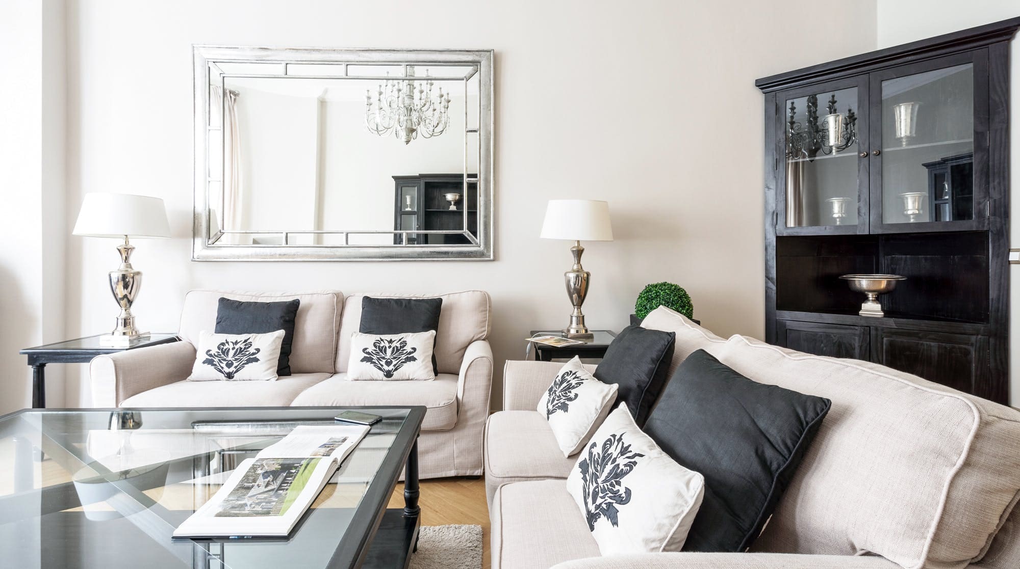Palazzo Bayer Schöneberg: Elegant 3-Bedroom Chateau Apartment Rental with Family Features in Schöneberg