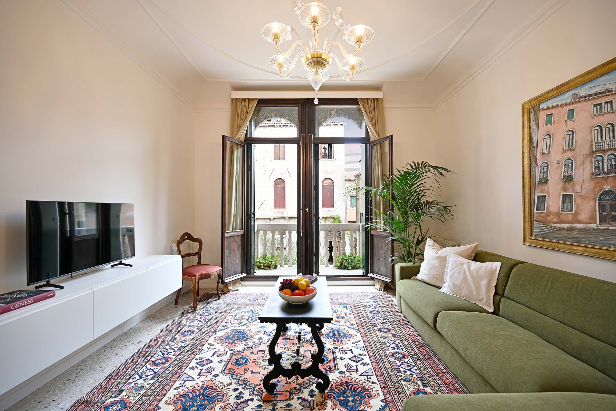 Palazzo Bifora Venezia: Charming 2-Bedroom Apartment with Air-Con in San Marco, Venice
