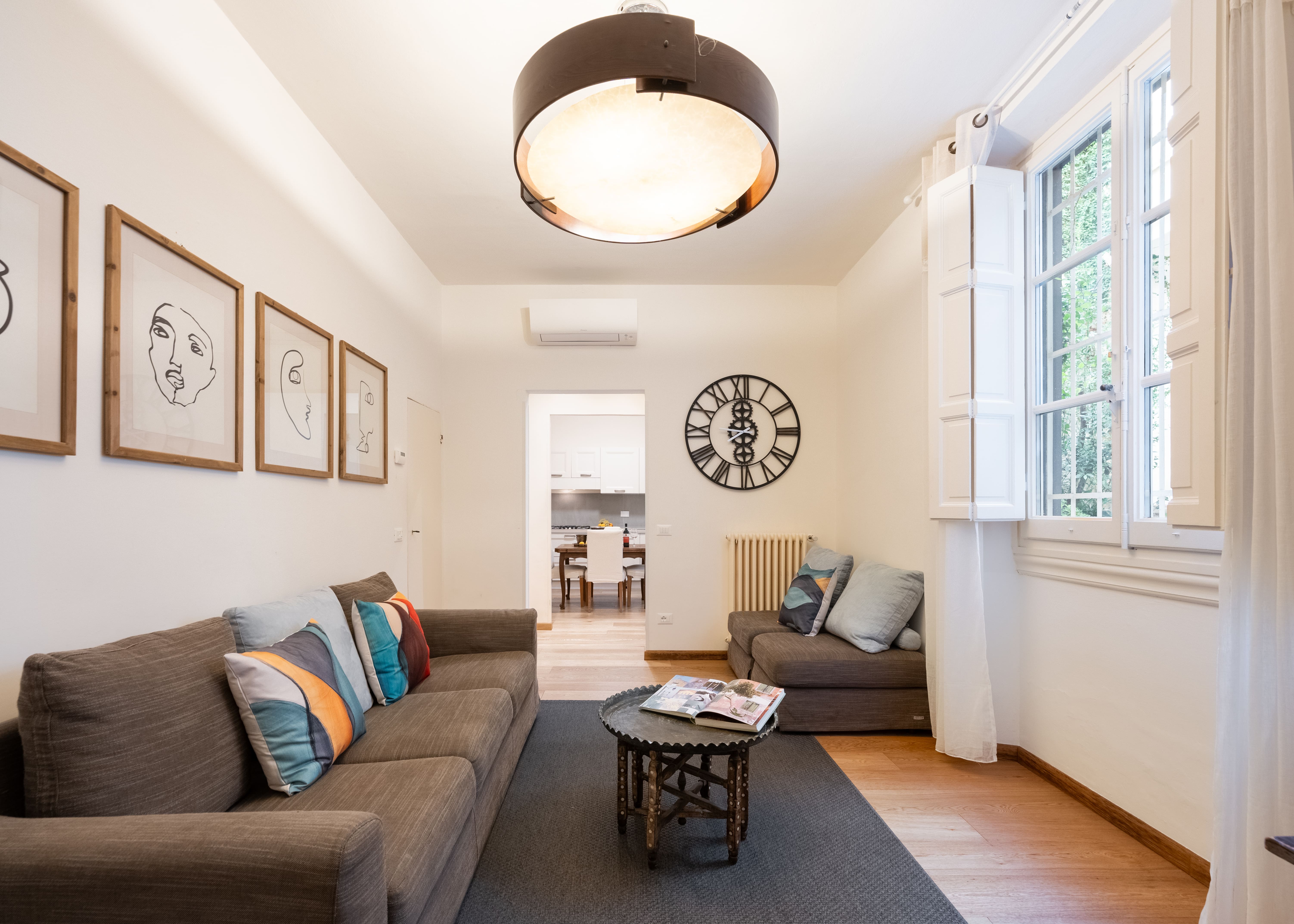 Palazzo Calzaiuoli Santa Croce: Charming 2-Bedroom Apartment Rental with Air-Con in Santa Croce, Florence