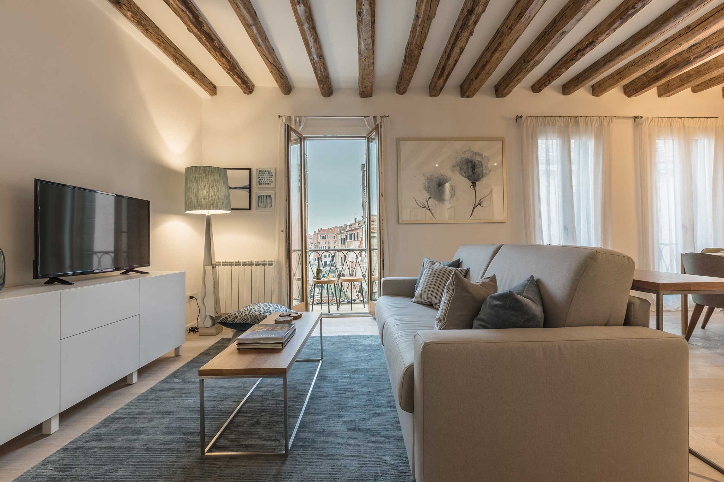 Palazzo Contarini San Marco: Stylish 2-Bedroom Apartment with Seaview and Air-Con, Venice San Marco
