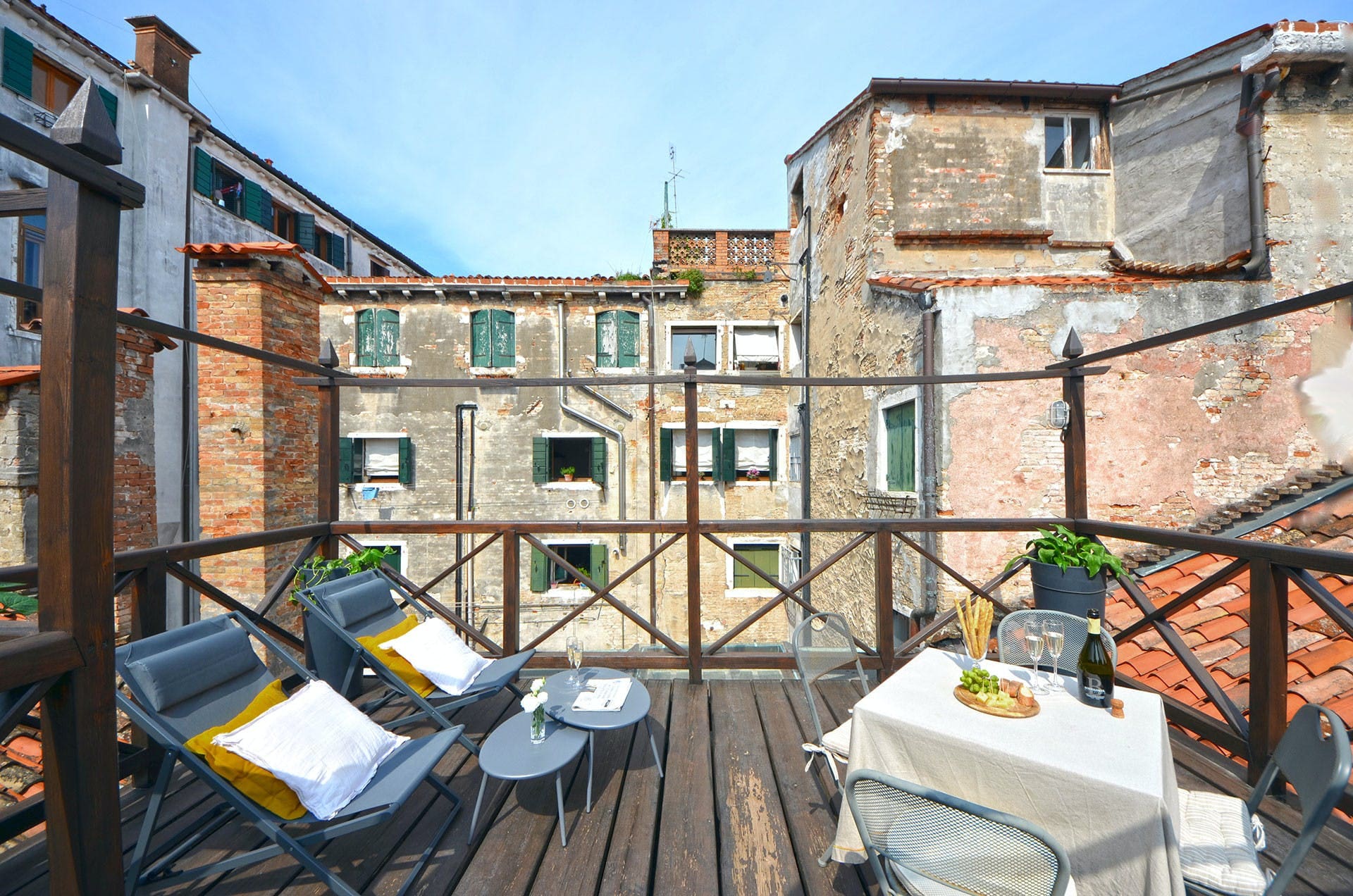 Palazzo Contarini SanMarco San Marco 4: Stylish 2-Bedroom Apartment with Seaview and Air-Con, Venice